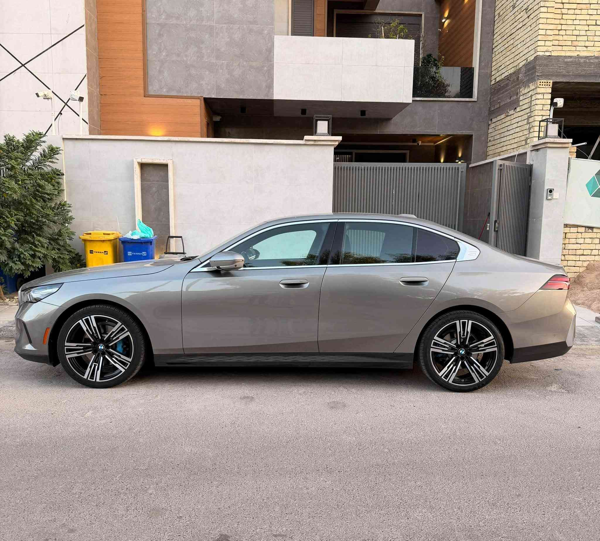Bmw 530
السياره وارد امريكي كلين تايتل بدون حادث مكفوله موديل ٢٠٢٤ ماشيه ٥٥٠٠٠ مايل مواصفاتها خمس كامرات حساسات وسلايد وكشن جلد تدفئه وكهرباء مكينه ٢٠٠٠ تيربو مايلد هايبرد وصندوق كهرباء سستم صوت هارمن كاردن وباقي المواصفات المعروفه
باسمي تحويل مباشر 
السعر ٤١٠٠٠$ وبيها مجال للشراي
موقع السياره بغداد حي القادسيه او المنصور ١٤ رمضان
***********
***********
