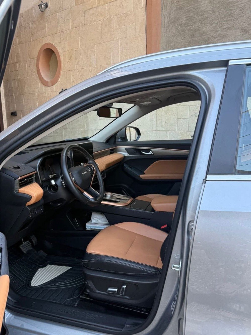 هافال جوليون موديل 24 ماشيه 9500 فول
تگدر تذكرلي شنو الفئة بالضبط مال الهافال جوليون 2024؟ يعني كومفورت لو لكجري/فُل أوبشن، وشنو سعة المحرك والقير؟: 
فول 
السيارة بيها أي حادث، رش، تگشّخ، أو تبديل قطع؟ لو نظيفة 100% من الدخلة والخارج؟: 
بارد عله كد اصبع
الكفالة شكد باقي بيها؟ وهل الصيانة ودفتر الوكالة موجودين لو لا؟: 
4 سنوات 
منين مكان السيارة بالضبط؟ أي منطقة/محافظة، وهل ممكن فحص أو تجربة قبل الشراء؟: 
بغداد المنصور 