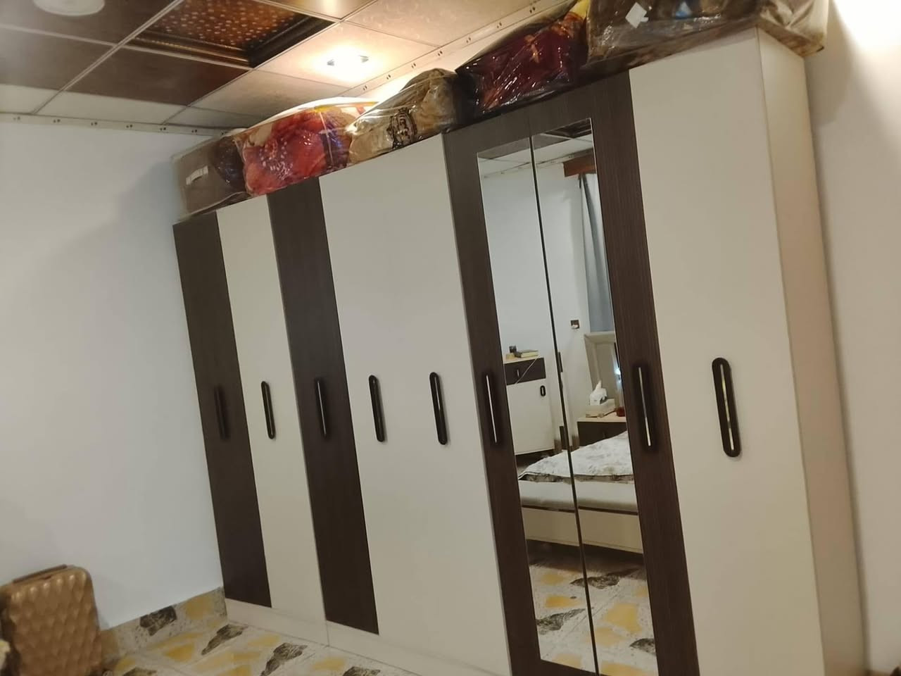 غرفه نوم 10 قطع للبيع استخدام شهرين غرفه كلش نضيفه فقط تخت مخزن جكات فقط مستطر مال  طابوريه اثناء الشد نكسرت من النص وكلشي ماعليها ولا تبين 
السعر مليون و150 الف وبيها مجال التواصل واتساب ورقم ايضا 
***********
