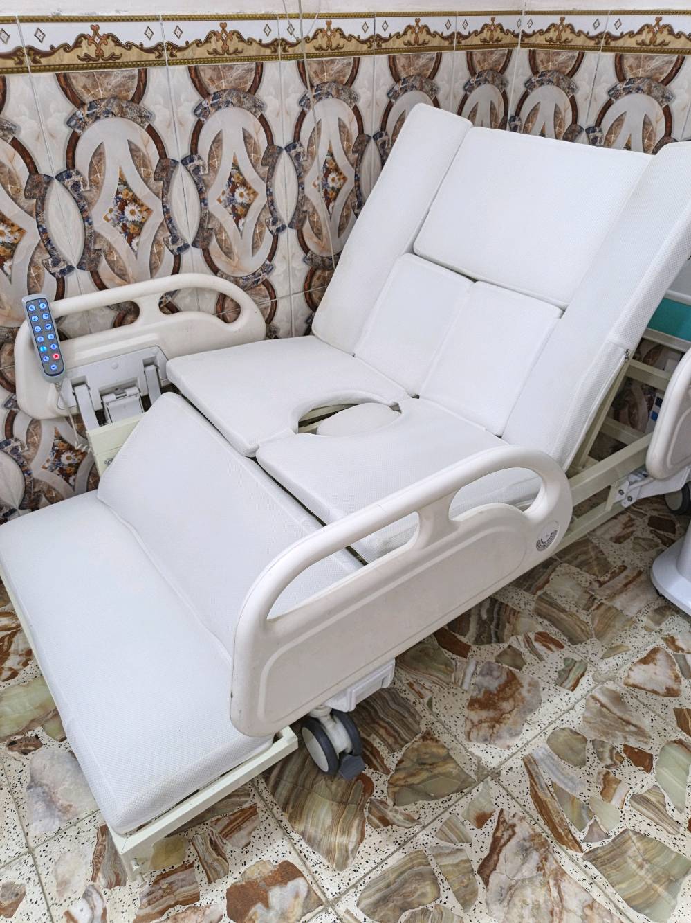 سرير طبي للبيع 
مستعمل قليل نضيف جداً 
كل حركاته شغاله 
سعره بالمستلزمات الطبيه مليون و200 
مكاني نجف حي الشرطه 
للأستفسار خاص