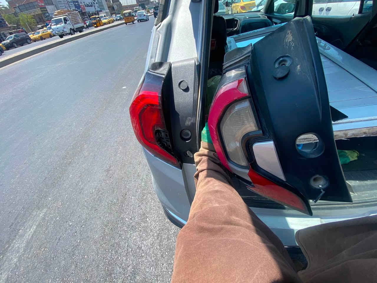 لقطات من العمل على سيارات الزبائن الكرام 
من داخل محلات لؤي العربي ✅ 
لقطع الغيار الأمريكية الجديدة والتفصيخ " 
يوجد لدينا توصيل لكافة محافظات العراق 🇮🇶 
ماعليك الا التواصل معنا عبر ارقامنا الظاهره 
او في الواتساب 🌿
***********
***********
من الله التوفيق والرزق ♥️
