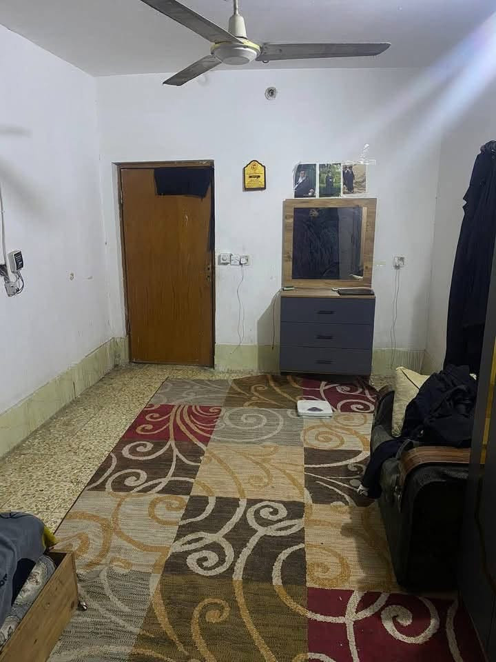 الدار للبيع في النجف حي الجامعة 

منطقه 28

شارع 15

مساحه 100 متر طابق ونص 

طابق الاول صب كونكريت مسلح وطابق نص شيلمان 

طابق الاول غرفه وصاله و استقبال ومطبخ و مكشوفه و صحيات داخليه و خارجيه 

طابق ونص غرفه و صاله وسطح
السعر 165
 لتواصل ***********
