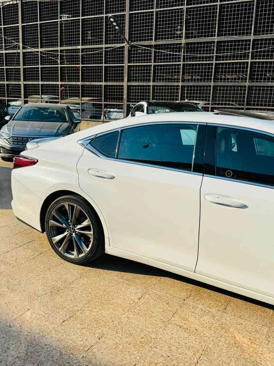 ليكزس ٢٠١٩
ماشية٥٠ الف 
F sport ES350
305 ورقة دولار امريكي 
بدون صبغ امريكي 
***********

