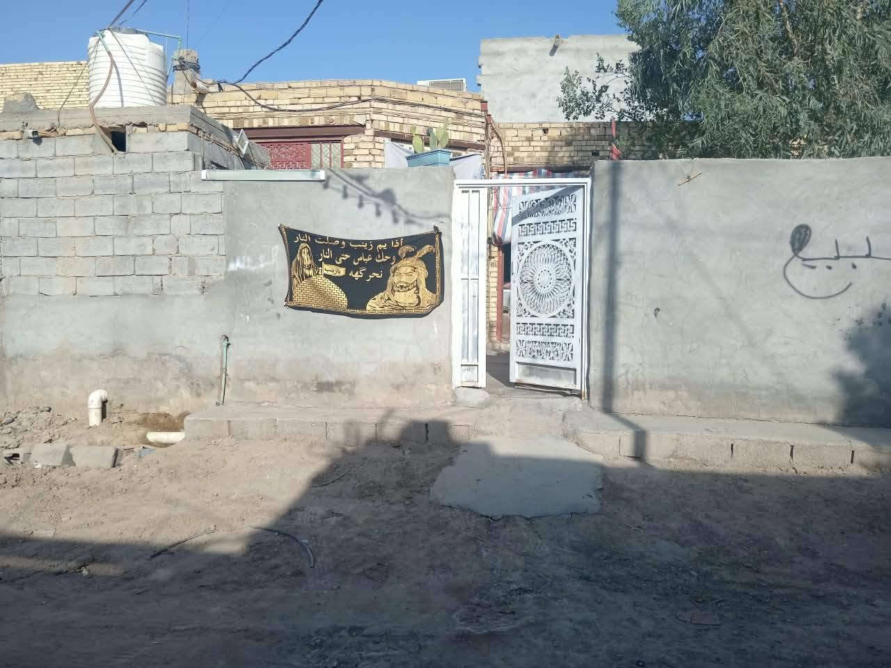 بيت للبيع المساحه 200 متر وجهيه 10 متر نزال 20 متر تفاصيل لبيت اكثر داخل لمقطع المكان شطره ***********
