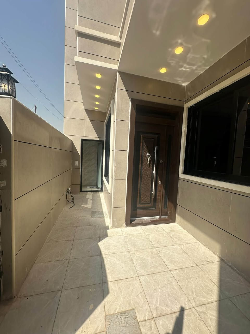دار للبيع  🏠مساحه ١٠٠ متر واقع حال ب١٣٠ متر ٤ غرف نوم ٤ حمام بناء درجه أولى  📍البوعيثه مجمع شواطئ دجله  يبعد ٥٠ متر عن الشارع العام فرع سوبر ماركت الورده لاستفسار ***********
