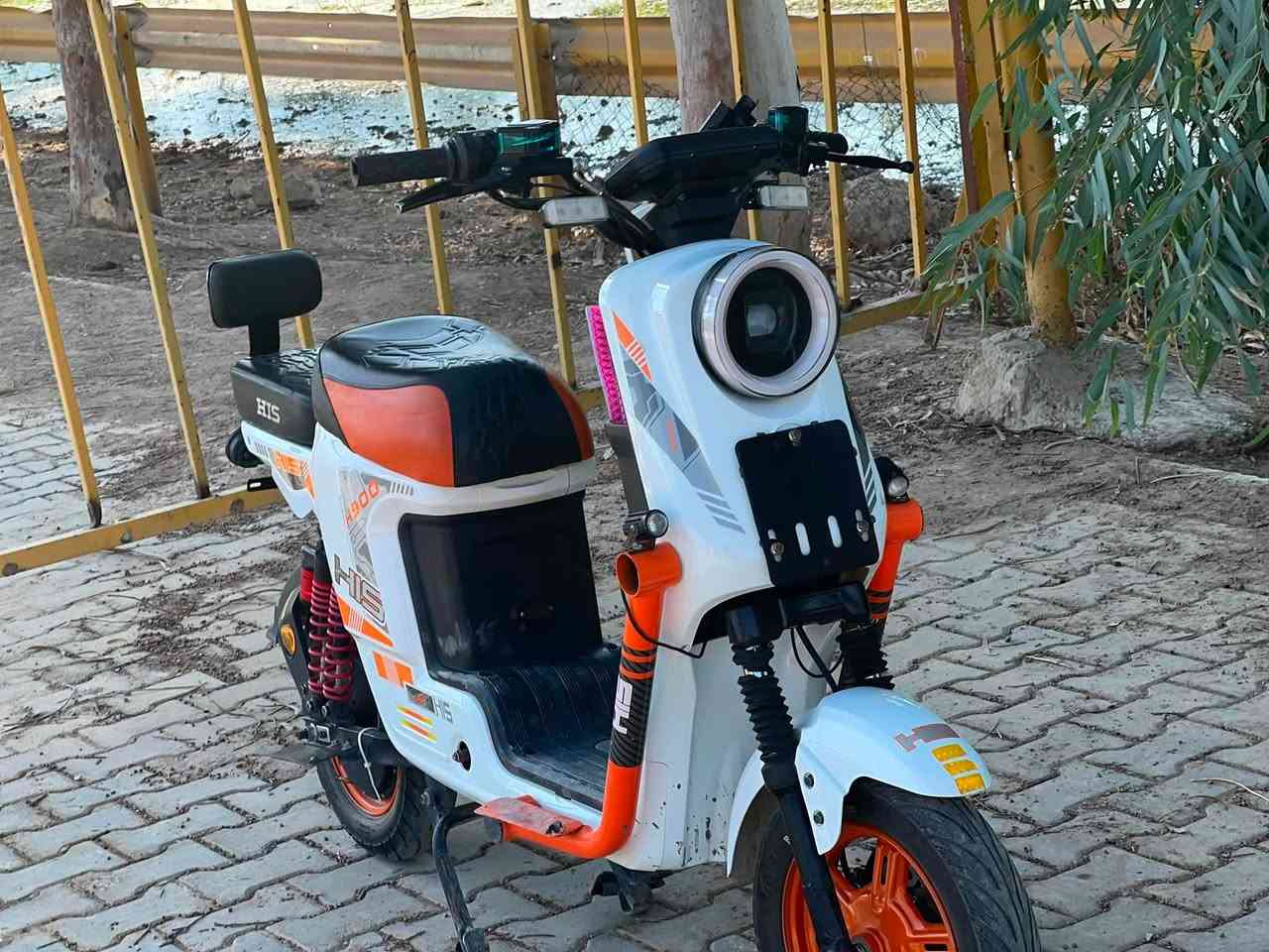 دراجه شحن للبيع موديل 2025 🔋🔥
H900 او 
H15
نضافه كدامك بل صوره نضيفه وخير من الله 

كهربائيات كامله مابيها اي نقص 

بطاريات قويه🔋

تايرات جدد امامي وخلفي 

 جوبلس فيتنامي الاصلي 

السعر 425 وبيها مجال 

مكان الدراجه   (ديالى بعقوبة  )

 تواصل خاص او على الرقم 

***********

