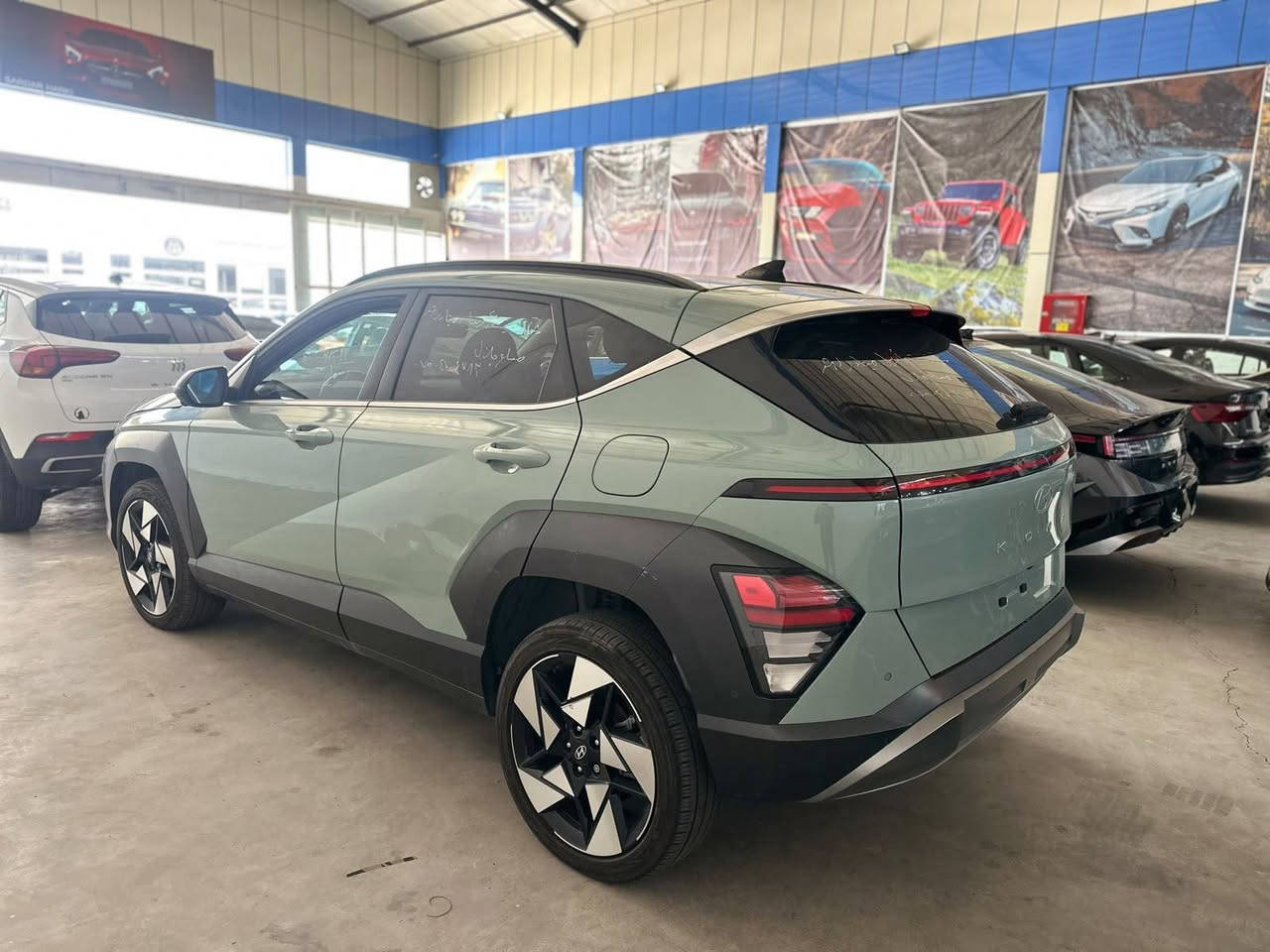 على بركه الله
🚘 هونداي كونا | HYUNDAI KONA
🔥 موديل 2024 | فل أوبشن – أعلى فئة

✨ المواصفات:
• تترقم شمالي فقط
• لون مميز جداً 🎨
• محرك 1.6 Turbo
• قير أوتوماتيك 8 سرعات
• فتحة سقف كهربائية
• جنوط ألمنيوم 19 إنچ
• داخلية جلد H-Tex
• مقاعد أمامية كهربائية
• مقاعد أمامية تدفئة + تبريد
• سكان كهربائي مع تسخين
• شاشة وسطية 12.3 إنچ
• شاشة عدادات رقمية 12.3 إنچ
• نظام صوت Bose Premium
• Apple CarPlay + Android Auto
• شحن لاسلكي للموبايل
• تشغيل بصمة + دخول ذكي
• تشغيل عن بُعد
• إضاءة داخلية Ambient متعددة الألوان
• تكييف أوتوماتيك Dual Zone
• فتح شنطة كهربائي Hands-Free
• كاميرات 360 درجة
• حساسات أمامية وخلفية وجانبية
• Blind Spot – مراقبة النقطة العمياء
• كاميرا النقطة العمياء داخل العداد
• مثبت سرعة ذكي Adaptive Cruise
• Lane Keep Assist
• Lane Following Assist
• Highway Driving Assist
• Forward Collision Avoidance
• Rear Cross Traffic Alert
• High Beam Assist
• حساسات ومواصفات أمان متكاملة

🛠️ الحالة:
🔹 ربع بونيد
🔹 جاملغ صبغ
🔹 بدون دواخل
🔹 الإيرباكات سليمة
🔹 السيارة نظيفة ومواصفاتها عالية جداً

🔥 سيارة مميزة جداً ومناسبة للتسجيل الشمال 
اتصال. ***********
واتساب. ***********
ملاحظه يوجد جميع انواع السيارات حسب الطلب
