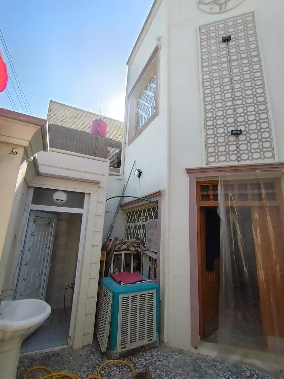بيت بمساحة ١١٠ متر واقع حال اكبر حي ميسان منطقه ١٤ على مشتل مكان مميز طابقين
الطابق يحتوي على غرفة وصاله ومطبخ واستقبال وصحيات داخليه وخارجه

الطابق الثاني يحتوي على غرف عدد ٣ وصاله ومطبخ وصحيات

السعر ١٥٥ مع المجال

للاستفسار الاتصال ع رقم ***********
