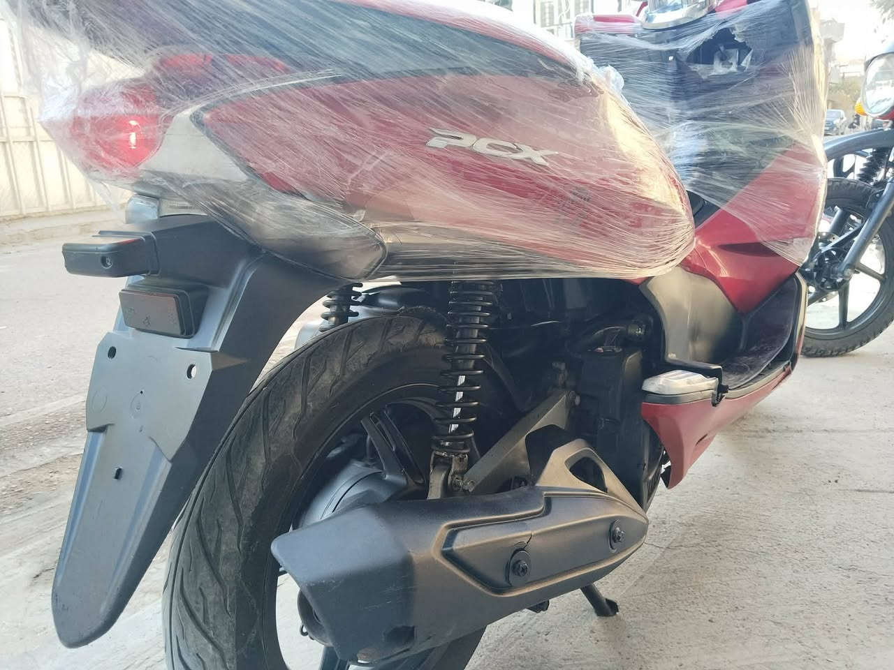 سلام عليكم
بي سي اكس 

جيل لاول

ياباني 

مكينها حلوه كفرات كدامك بيها نقص الجامه و جاملغ فوك تاير وبيها صوت خفيف فايبرات كلج 

سعر دراجه ٨٠٠ وبيها شي قليل 

مكاني بغداد الحريه 

***********
