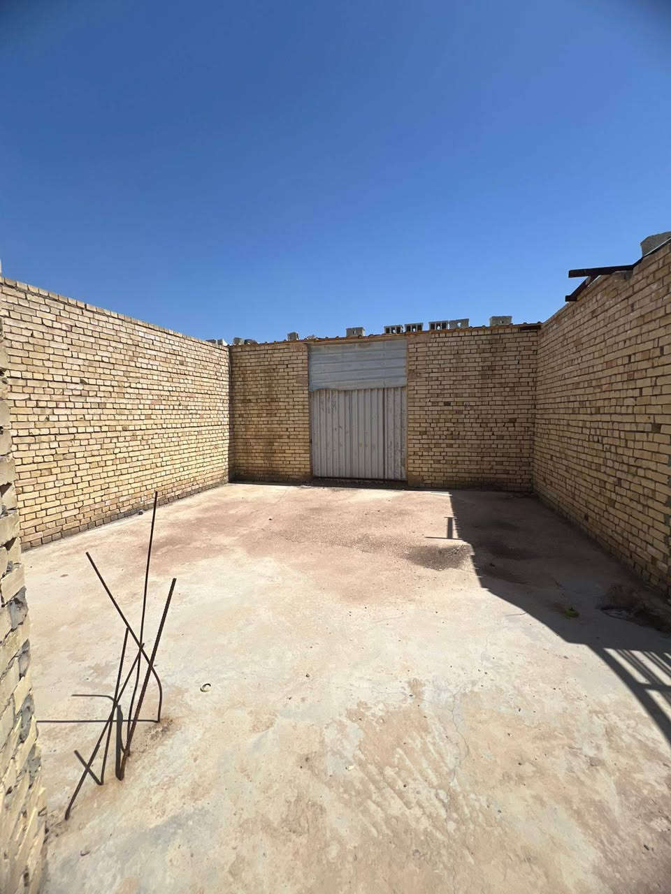 ‏السلام عليكم دونم البيع في النهروان قرب صيطره بشارع البزل الواجهيه 39ونص ونزال 65 مبني 400هيكل مسكف البيت سندويج ما عده الستقبال وصاله ضيوف واصله كهرباء   تاسيس  ماي ومجاري  بي 3غرف نوم 4في 5 وصاله داخليه وصاله خارجيه 7في 7 وستقبال  4في 10 وكلدور وصحيات خارجيه وداخليه  ومطبخ حار بارد 4في 4 عقد 17  سعره 65وبي مجال  رقم الهاتف  ***********
