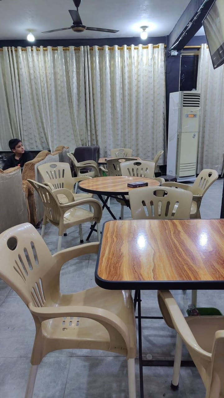 بليارد عدد 2
سبلت 3 طن 2
سبلت 2 طن عمودي 1
طخم قنفات 2
نراكيل 35 كامله
نراكيل ألماني 6 كامله 

فناجين حجم صغير 25
برادات عدد 2
مجمده حجم وسط 1
ميز دومنه عدد 8 كراسي 50 كرسي بلاستك طبلات عدد 20
مراوح عدد 4 سقفيه
مروحه جانبيه 2 مبرده 1
تلفزيون بلازمه حجم 50 عدد 2
تلفزيون حجم 32 الكامرات 
ميز المنيوم 2 متر عاض نراكيل
منظومه كامرات عدد 8
منظومه انترنيت مع جهاز خزن 
جهاز القنوات الرابعه
مطبخ كامل مع كافة المعدات
خط مولد 

السعر خاص
حي العامل مقابل مدرسه بور سعيد سبب البيع عدم التفرغ
***********
