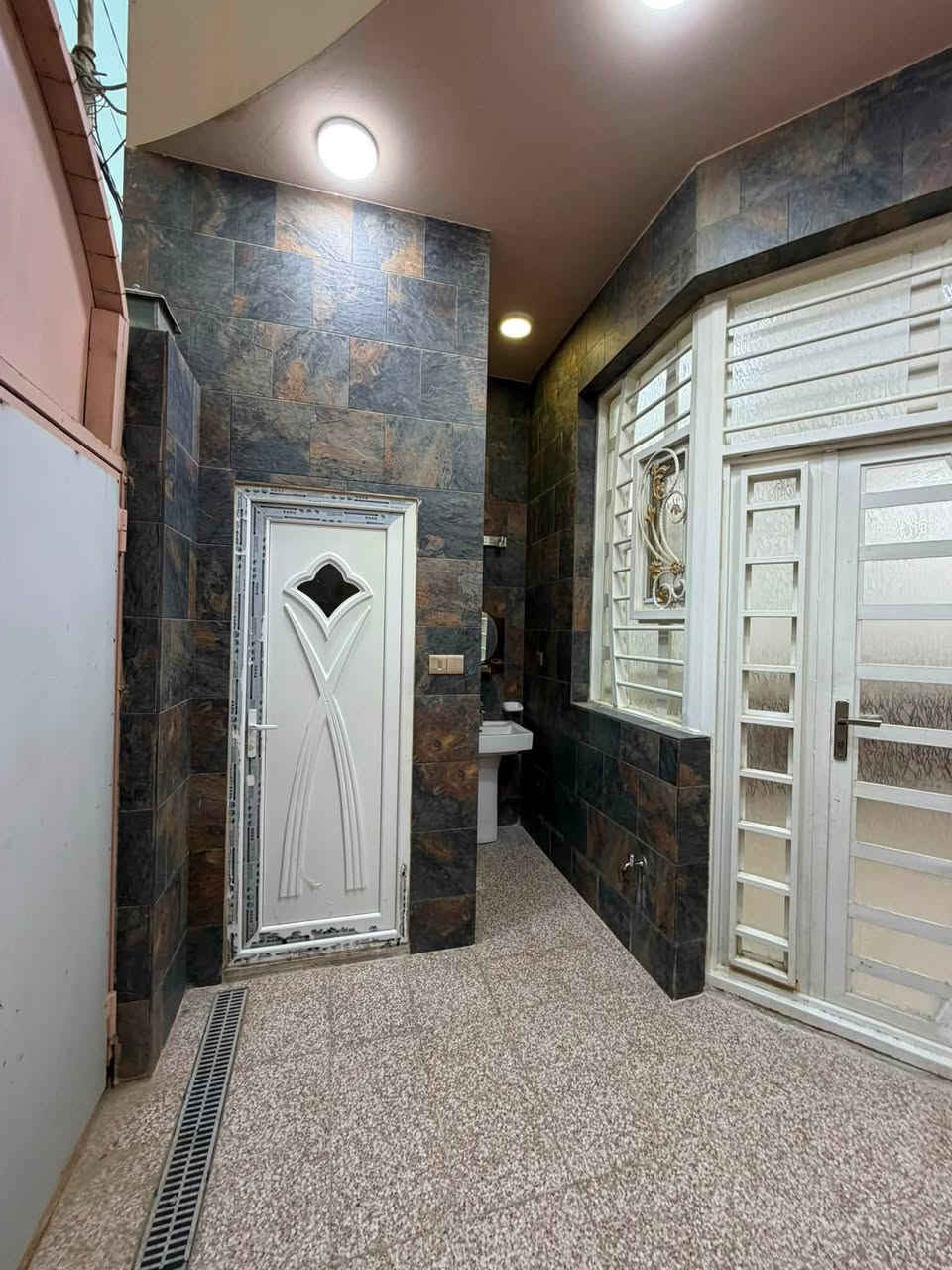 السلام عليكم للبيع حلوه بيت
في حي السلام خلف أسواق الذهب القديم مقابل مدرسة مهدي الحكيم المساحة 90م بناء راقي جدا طابق واحد للاستفسار عن التفاصيل على الرقم ***********
( السعر تم وقابل للتفاوض )
