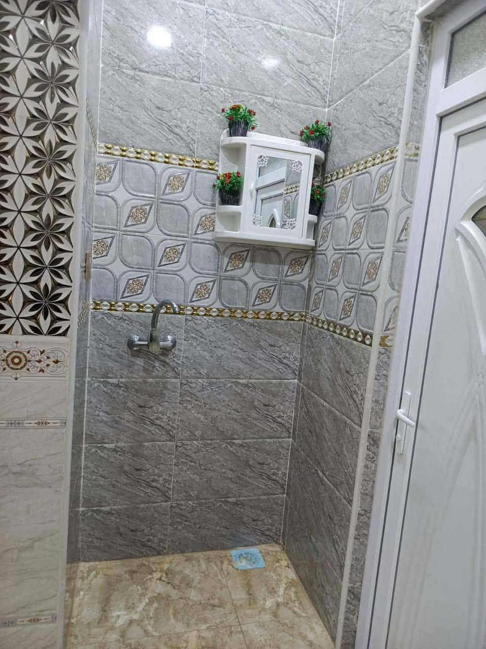 السلام عليكم ورحمة الله وبركاتة
بتوفر لدينا بيت طابو زراعي سند 25 في حي الحوراء 
مساحة البيت 340متر ركن عل شارعين 
عدد الغرف2 المساحة 5/4
الصالة 10/4
المطبخ الحار 3/3 والبارد 4/5
صالة الطعام 5/4
الاستقبال 7ونص /4ونص 
للستفار اكثر الاتصال عل الرقم 
***********
ذوالفقار عبيس العويسي
