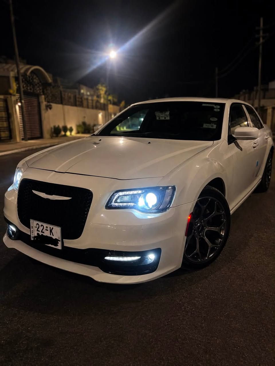 كرايسلر S300 2018 كندي كندي
فول مواصفات بانوراما 
ماعدا الرادار السياره مكفوله بيها بس شوي بارد بالجاملغ الامامي السياره جديده كلش ميحتاج اكتب تفاصيل اكثر لان معروفه مواصفاتها وسياره كلشي بيها بحالة ممتازه وجاهزه من كلشي 
*********** واتساب 
*********** للاتصال 
مكاني نجف
