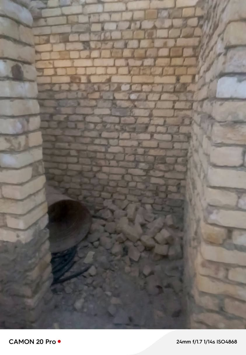 سلام عليكم عندي بس هيكل بيت مساحت البيت540متر بيت مكون من غرفتي وصاله وحمام دخلي استقبال  ومطبخ وصحيت بره وحديثه اللكش جبيره الموقع بازيخنت بيت حوشي مقبيله  
سعر بيت ع تصال ***********
