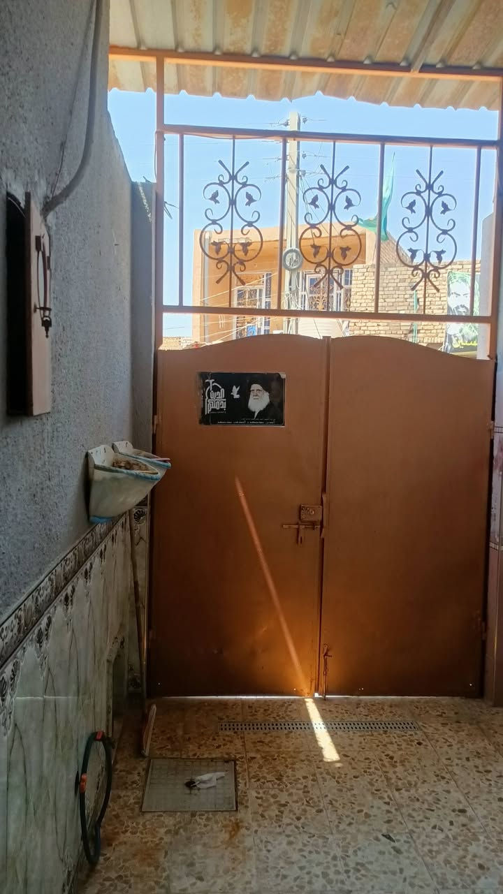 السلام عليكم
بيت 100مترطولني 5×20 طابو صرف  سيد جميل بالمثلث قرب المولده الي بالساحه 
رقم الهاتف ***********
