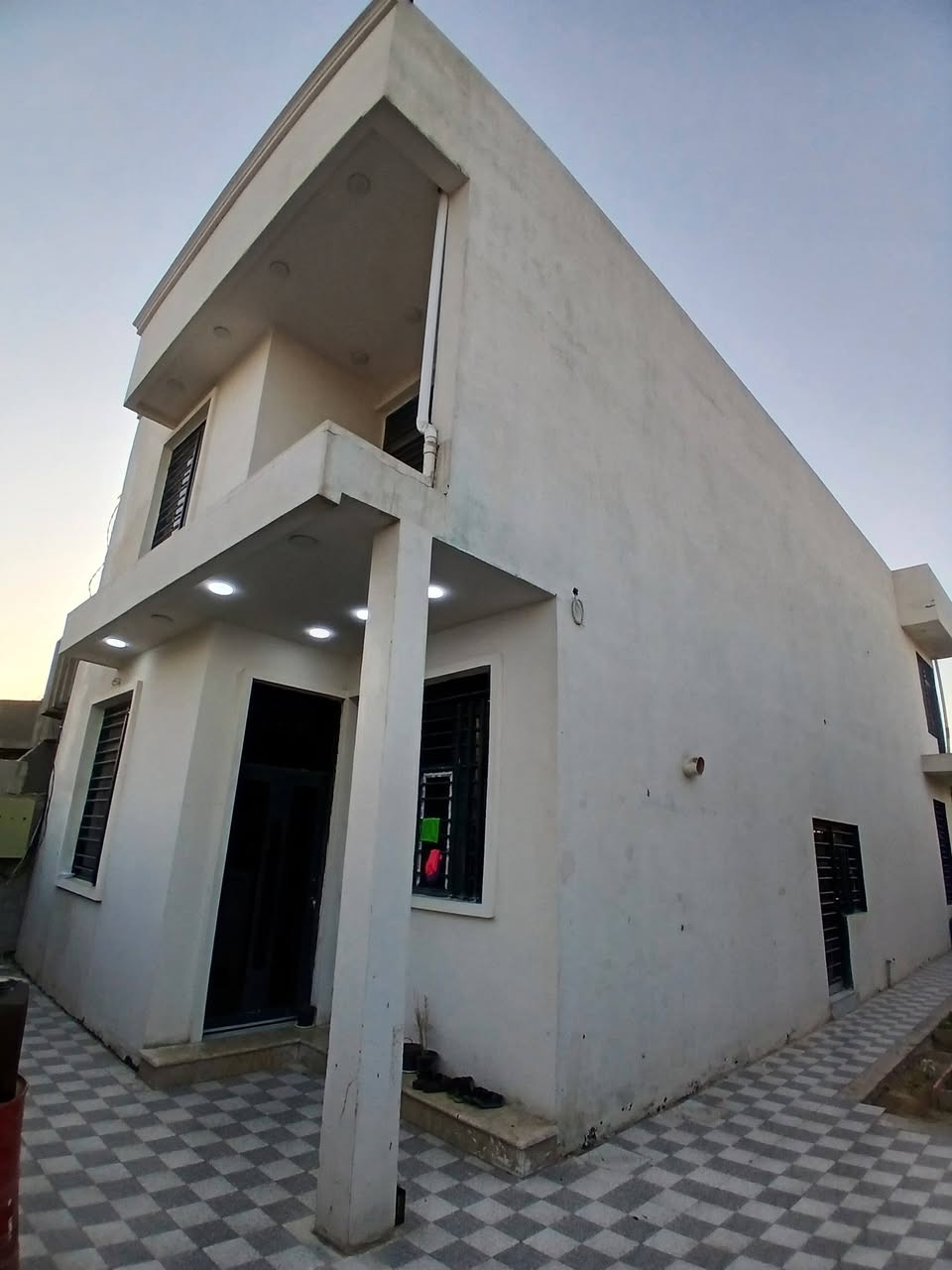 السلام عليكم يوجد بيت للبيع حي ذويب الاول ثاني فرع علي جهه اليسار بيت مساحه ٢٤٠ البناء ١٤٠ والحديقه والكراج ١٠٠ جانبي مع مخزن خارجي يرهم مطبخ او مخزن متكون من ٤ غرف نوم كبار ومطبخ وهول واستقبال وترك داخلي  طابقين حديث بناء الطابق الاول طابوق والثاني ثرمستون الارضيه بورسلين والدرج مرمر  مجهز بالكامل من كهرباء بوري وسبالت دفن نضام صاروخيات للصحيات محجر أالمنيوم  درج درجه اولى يباع مع الاثاث بالكامل الاثاث غرفه نوم كبيرة تركي درجه اولى وغرفه نوم شبابيه وكاونتر وستائر شغل بركات السجاد مع ٢ تخم قنفات وبراكيتات وثريات وسبالت عدد ٤ واحد كنتوري٣ طن و٤ جداريات ٢ طن مع دكتات مبردة بالسطح   والمبردة والصحن ستلايت ومنضومه النت مع ٧ بنكات سقفيه للاستفسار ادخل خاص ابعثلك صور او مقاطع فيديو او للاتصال ع الرقم *********** علي ابو رقيه واهلا وسهلا
