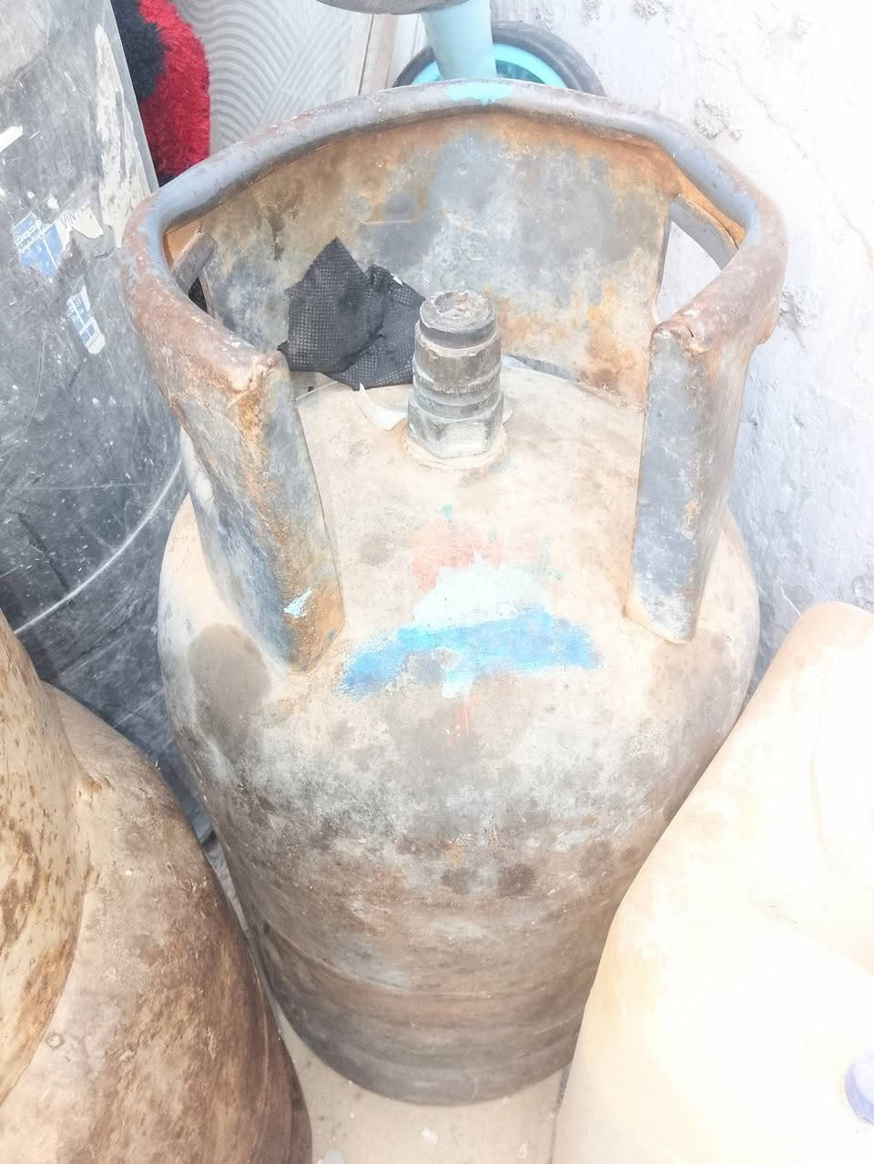 السلام عليكم قناني غاز ثنين للبيع عراقيات فارغات سعر الوحده ب 65 وبيه مجال بسيط العنوان بغداد شارع فلسطين الرقم ***********
