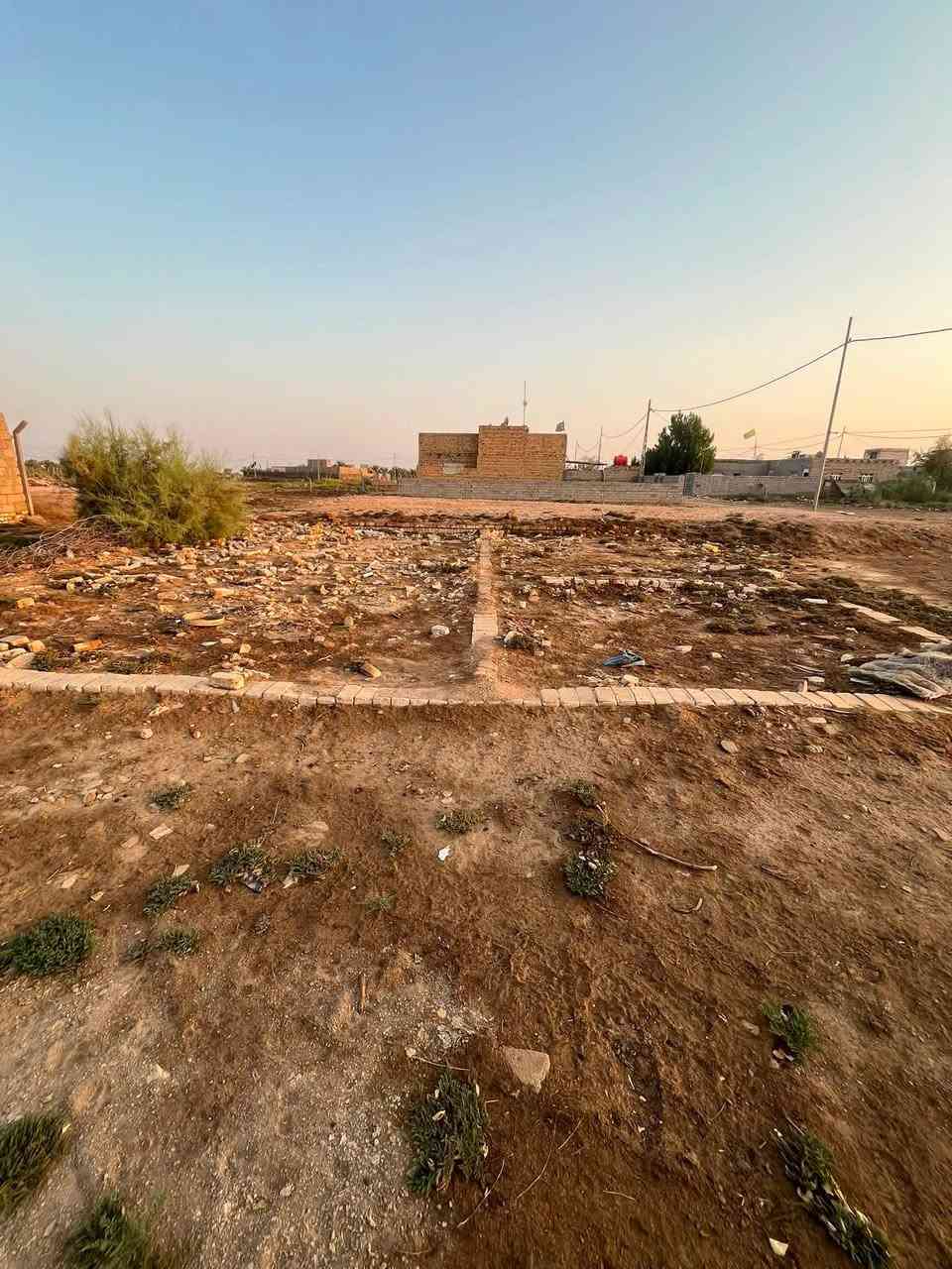سلام عليكم 
 بيع مستعجل عرصه بحي الامين 100متر خلف معمل اصباغ كرستال للأستفسار ***********

