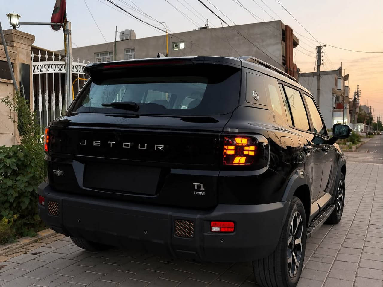 🚙 للبيع | جيتور T1 Plug-in Hybrid (PHEV)
رقم مميز 
✅ المحرك: 1.5 تيربو + محرك كهربائي
✅ النظام: هايبرد قابل للشحن (Plug-in Hybrid)
✅ القوة: 204 حصان (المحرك الكهربائي)
✅ البطارية: 26.7 كيلوواط/ساعة
✅ القير: أوتوماتيك DHT
✅ شحن سريع خلال حوالي 30 دقيقة (30%–80%)
✅ شاشة وسطية كبيرة + عدادات رقمية
✅ كاميرات 360°
✅ فتحة بانوراما (حسب الفئة)
✅ تشغيل بصمة + دخول ذكي
✅ شحن لاسلكي للهاتف
✅ أنظمة أمان متطورة (ADAS)
✅ رحابة داخلية وصندوق أمتعة واسع
زيرو 0️⃣ 
📍 السيارة بحالة ممتازة وجاهزة للفحص.
💰 السعر:(45 ونص  مليون وبيها مجال )
📞 للاستفسار: *********** .

