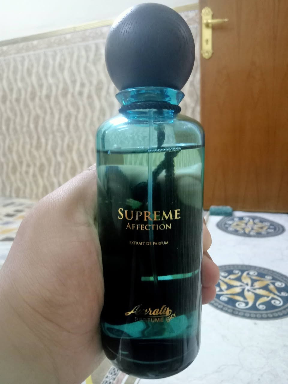 للبيع العطر 200مل استخدام قليل كما موضح بل صوره 40 الف وبيه مجال موجود واتساب ***********
