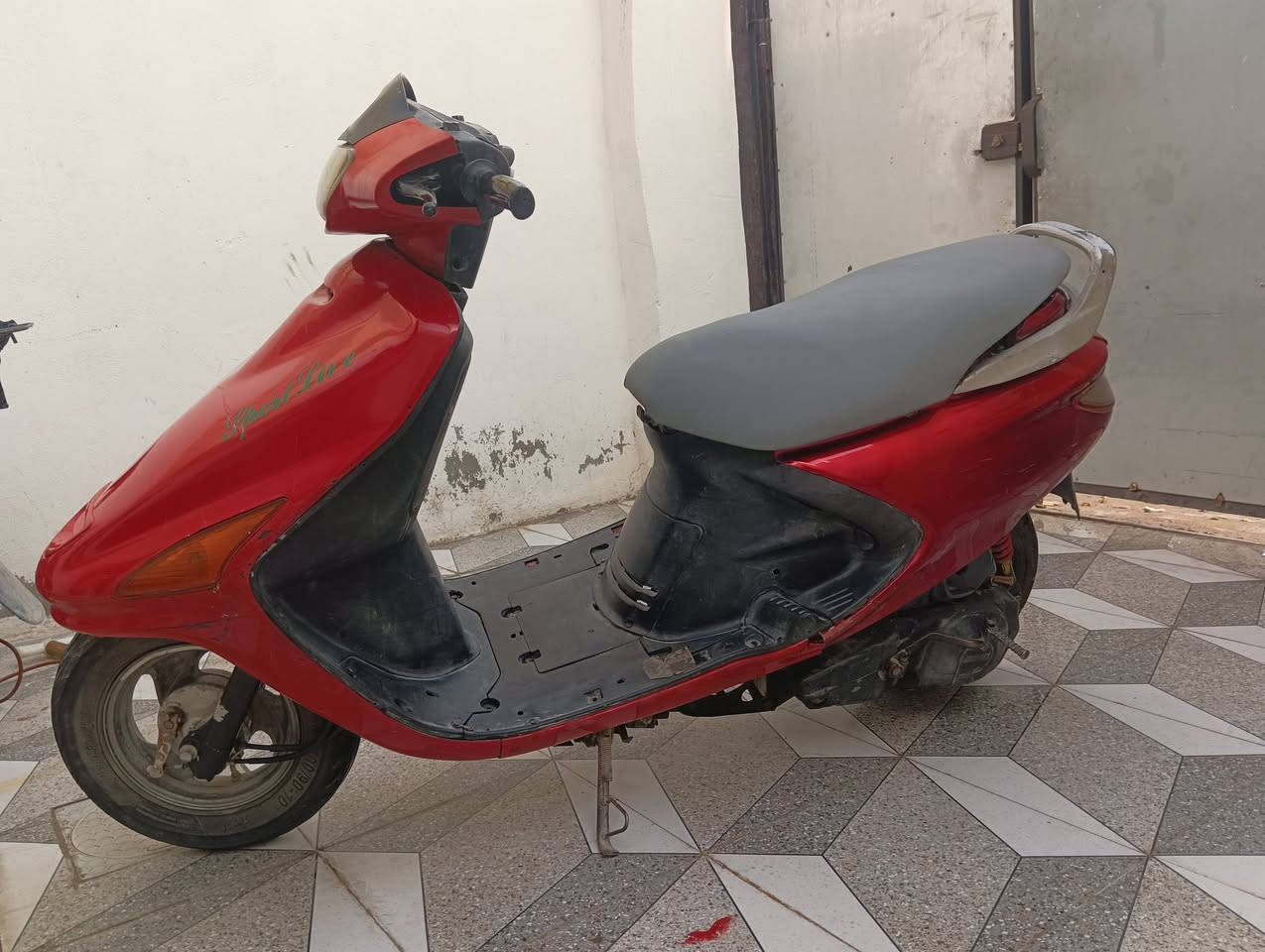 دراجه للبيع شغاله سلف هندر كهربائيات 
دبلات 
فقط الكفر تعبان 
صارنصه رياضي شلعه ومعدل 
السعر 300 وبيه مجال 
العنوان النجف شارع الصب ***********
