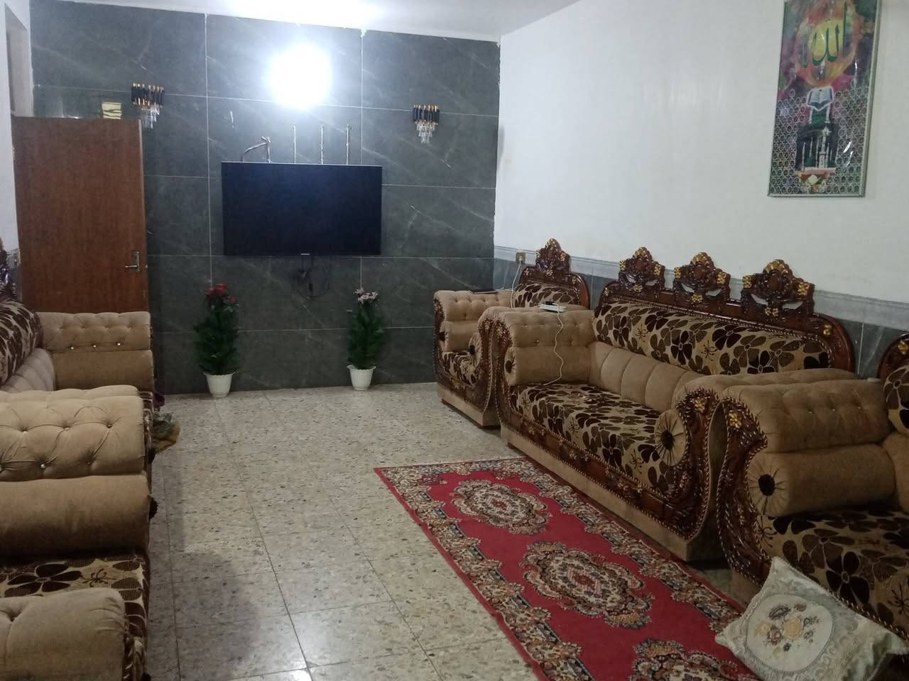 بسم الله الرحمن الرحيم بيت للبيع في حي السفير من جهة الشماعية خلف جامع الإمام الحسين ع موقع حلو المساحه ١٧٠ م واجهة ٨ ونص نزال ٢٠ طابق ونص مرمم جديد الطابق الأول استقبال كبيره ومطبخ مفتوح ع الصاله وغرفة نوم وحمام داخلي وحمام خارجي الطابق الثاني غرفة نوم وحمام السعر ١٦٠ بي مجال للاستفسار الاتصال على الرقم ***********
