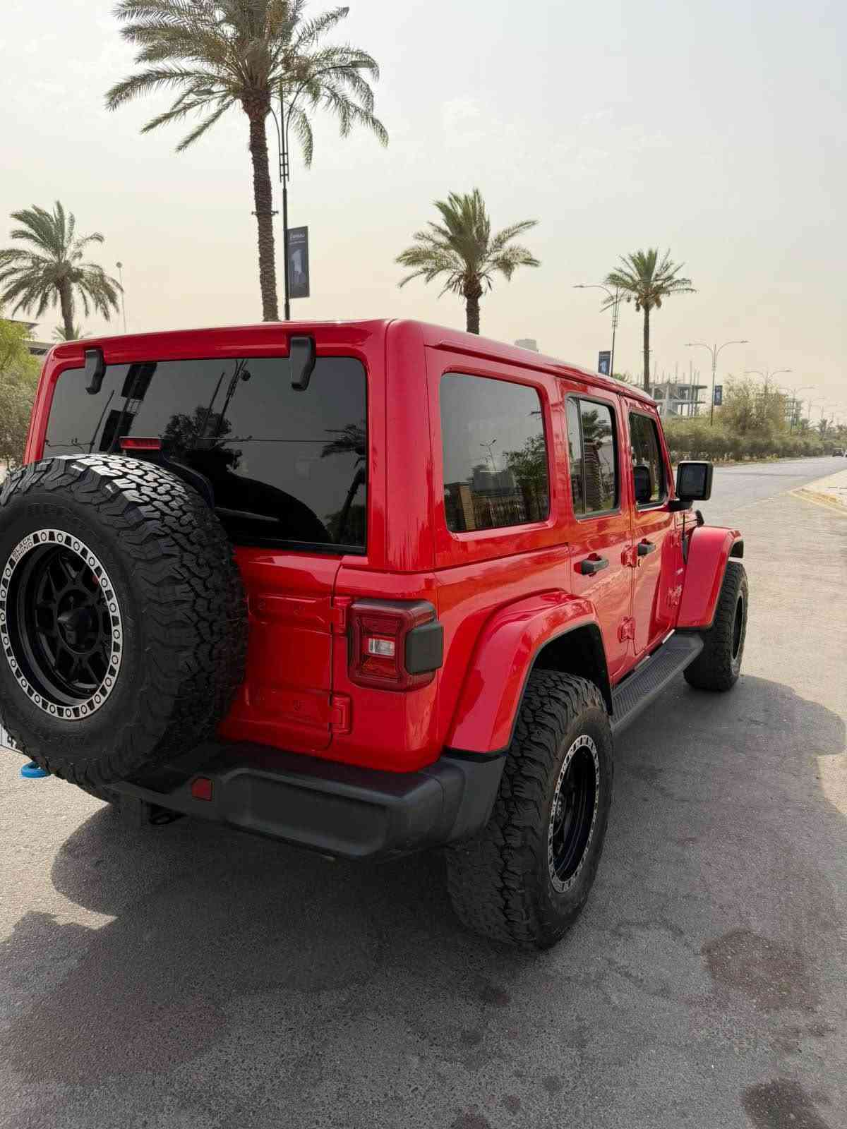 السلام عليكم 
جيب رانكلر 4Xe 2023 صحارى 
حادث جاملغ خلفي جهه السايق بدون اي ايرباك 
جاملغ خلفي صبغ فقط
ماشية 26 الف ميل
رقم بغداد شبه مميز
سكف فايبر قابل للفتح
السيارة لون احمر 
داخل جلد عسلي
بصمة
فور ويل
شاشة جبيرة
تعتبر فول صحارى

الاضافات 
ويل وتاير BF GOODR امريكي اصلي عدد5
دبلات روبيكون 
دعامية امامية روبيكون 
دبل استيرن FOX
شباك شكل 24 والاصلي موجود
منضومة شحن تتناسب مع كهرباء العراق كاملة

سيارة جاهزة بدون اي نقص
بغداد الغزاليه *********** بغداد, العراق

