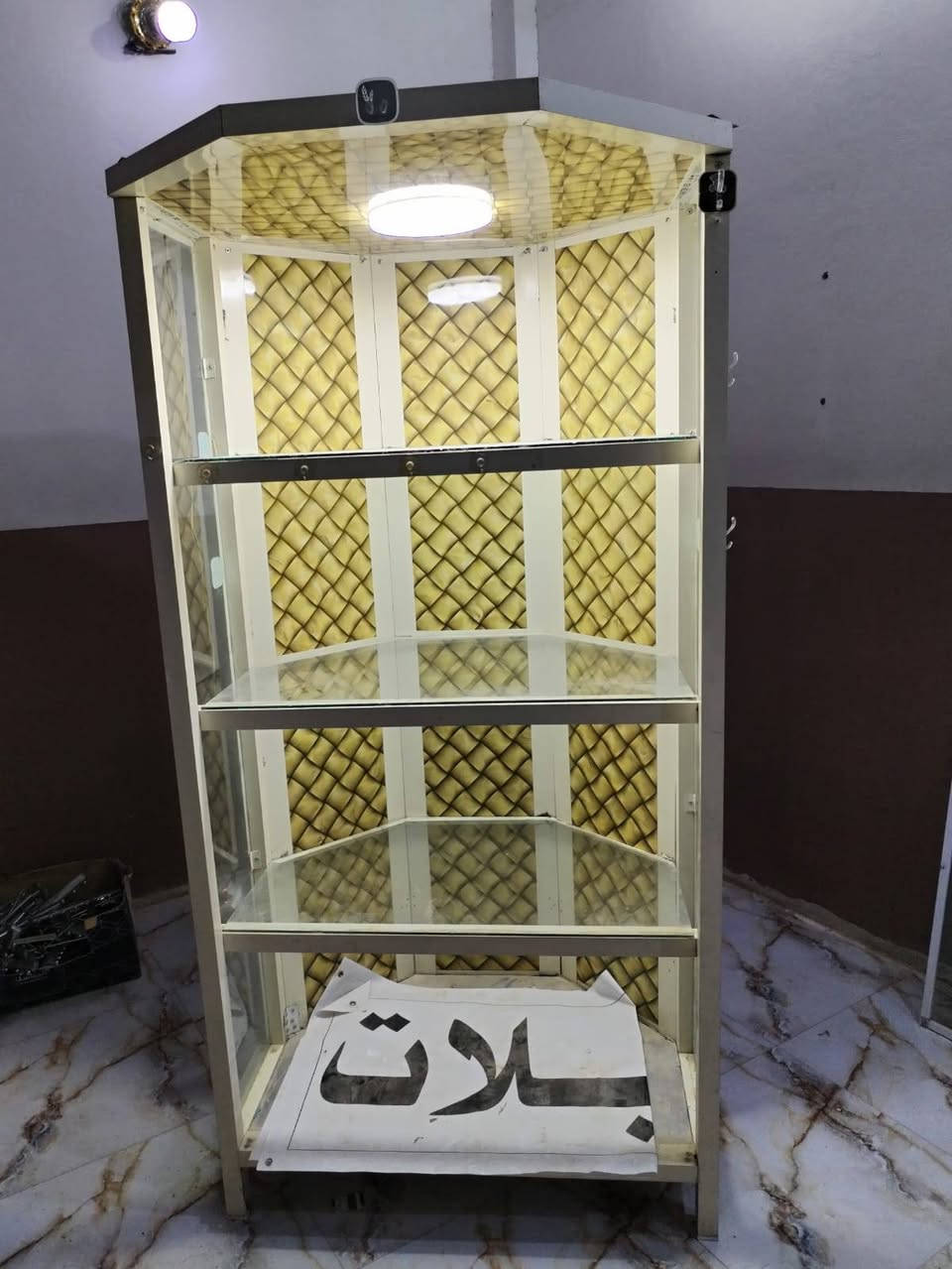عارضه تصير للعطور او ايشي تعرب بيه 
السعر 100الف وبيه مجال 
تكريت القادسية 
***********
