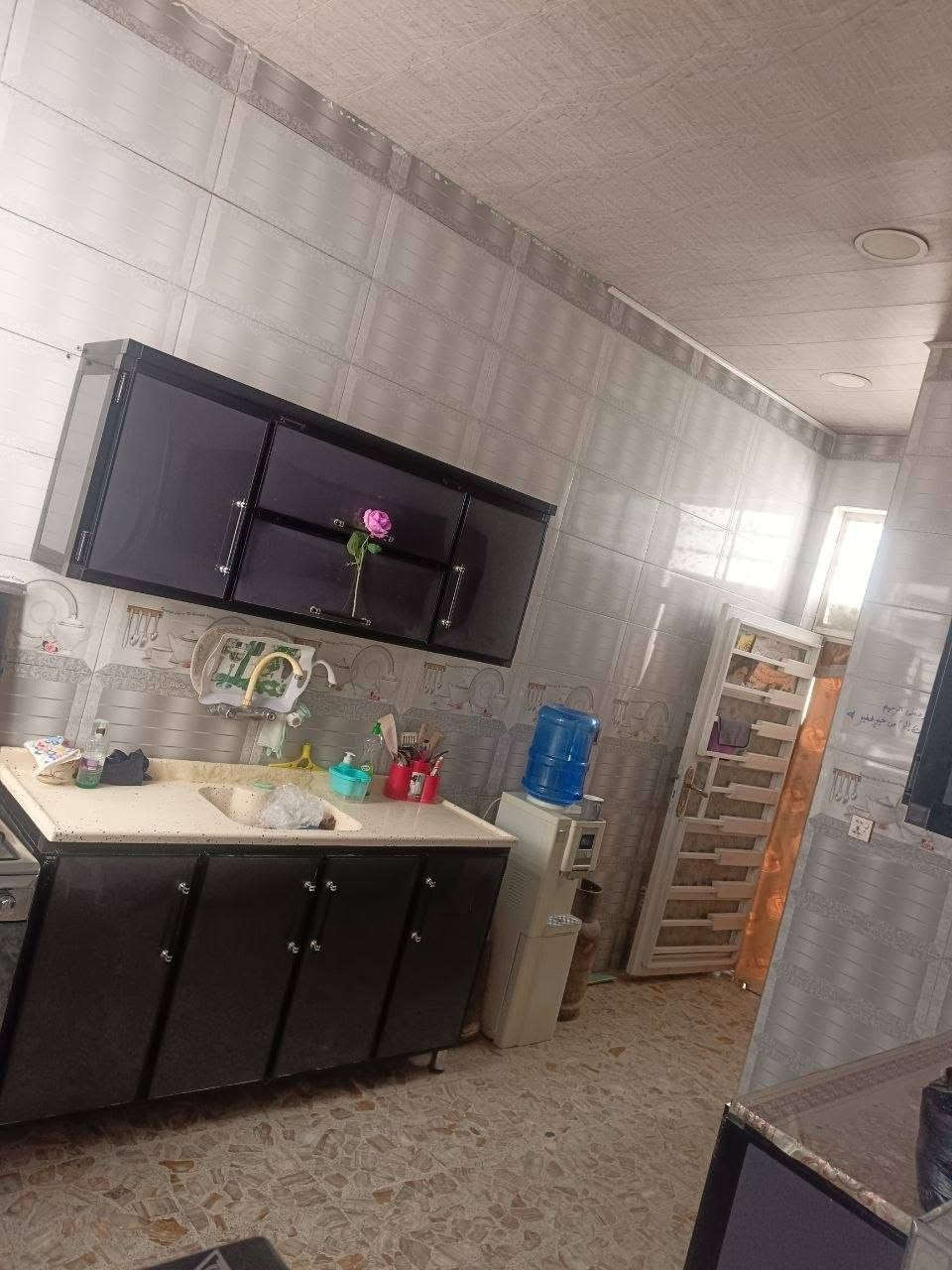 بسم الله الرحمن الرحيم 
السلام عليكم 
بيت للبيع يتكون من اربع غرف وصالتين و استقبال ومطبخ وصحيات تلاثة اثنين بالطابق الارضي واحد بالطابق الثاني وركن على شارعين مساحه 150 متر اضافة الى محل فارغ من ضمن البيت اضافه الى كراج سيارة شغل درجه اولى الطابق الارضي كاشي وسقف ثانوي والطابق الثاني بورسلين ويحتاج تلحيضات بسيطة ومثل ما موضح بالصور العنوان الكوفة منطقة السهيليه الجماعة الثالثة قريب على مستشفى الفرات للاستفسار اكثر الاتصال على الرقم ***********
