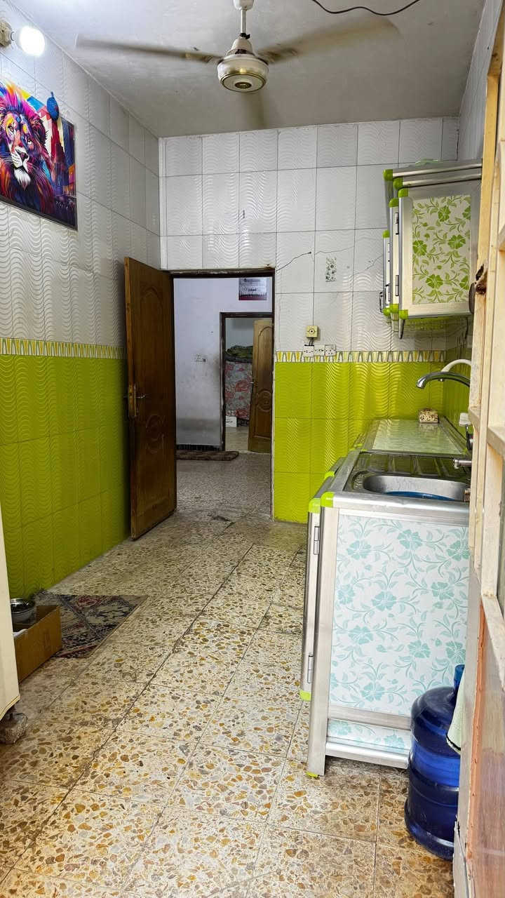 اللهم صل على محمد وآل محمد 
بيت للبيع حي القدس خلف حي الأنصار مساحته ١٢٥ متر غرفتين السعر مراسله صاحب ألبيت 
***********
