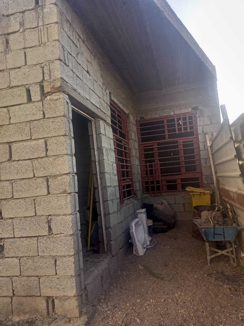 سلام عليكم بيت مساحته 200 متر موقعه زين قريب عله المدارس يبعد عن الشارع العام دقيقتين مكان البيت التاجي منطقة جرف الملح ‏‪***********‬‏
