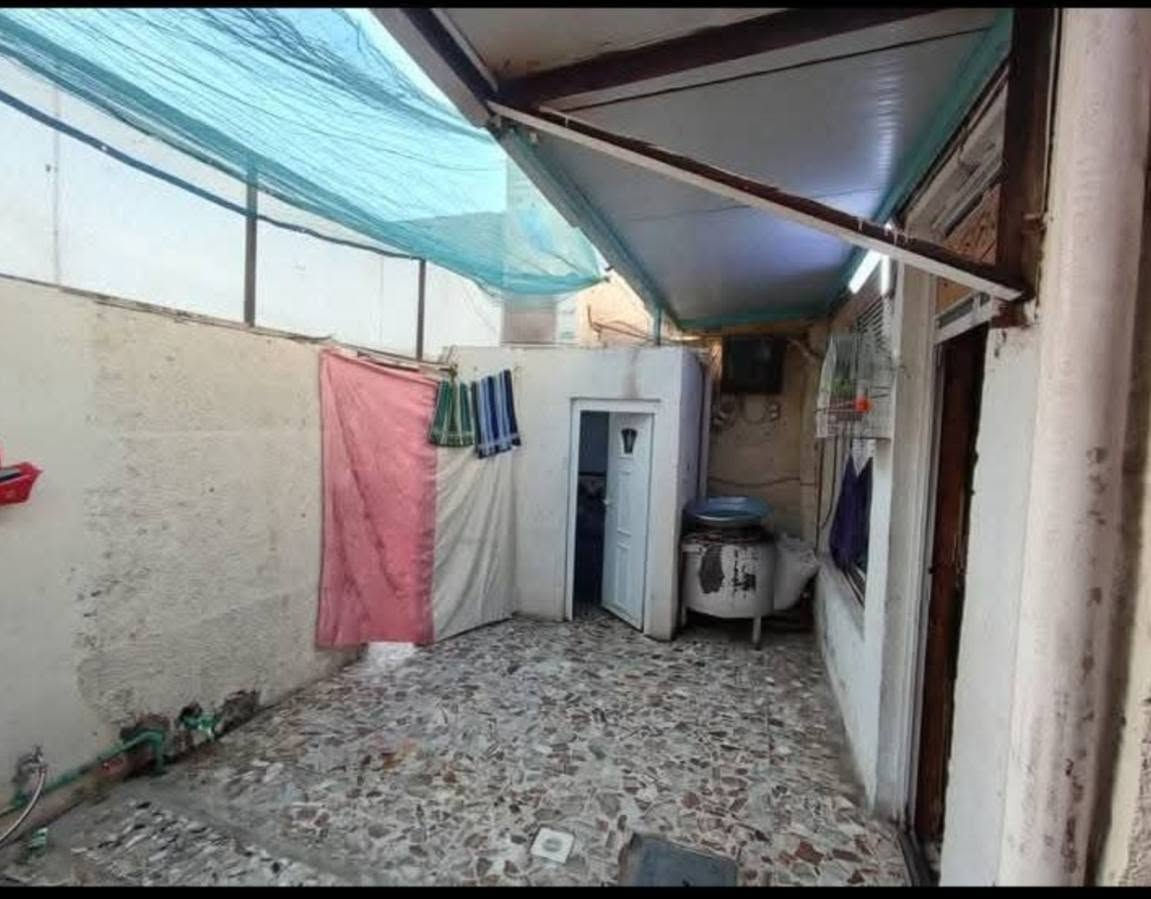 السلام عليكم بيت كامل للبيع المساحة 144طابقين اعكاده
نضيف قطاع 76بفرع منه للشارع قرب تقاطع العوره شارع السفاره السعر 180للاستفسار ***********.***********
