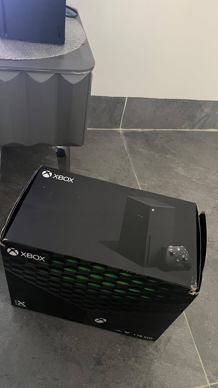 للبيع: جهاز Xbox Series X بحالة ممتازة جداً (نظافة 99%)، الجهاز مخزون وقليل الاستخدام وكأنه جديد تماماً!
المحتويات:
 الجهاز: Xbox Series X بسعة تخزين 1 تيرابايت (1TB SSD) وبكامل كفاءته وسرعته الخارقة.
 الملحقات: يد تحكم أصلية بحالة الوكالة + كرتون الجهاز الأصلي + جميع الملحقات والأسلاك الأصلية.
 حساب الألعاب (هدية مع الجهاز): يحتوي على لعبة القتال الشهيرة Tekken 8 بالإضافة إلى مجموعة ألعاب أخرى مميزة لتلعب مباشرة.
السعر: 770,000 دينار عراقي.
الجهاز نظيف جداً ، فرصة للي دور على جهاز نظيف ومخزون مع العاب جاهزة.
للإستفسار أو الحجز ***********
للبيع: جهاز Xbox Series X بحالة ممتازة جداً (نظافة 99%)، الجهاز مخزون وقليل الاستخدام وكأنه جديد ،
بيه حساب بيه اهواي العاب
