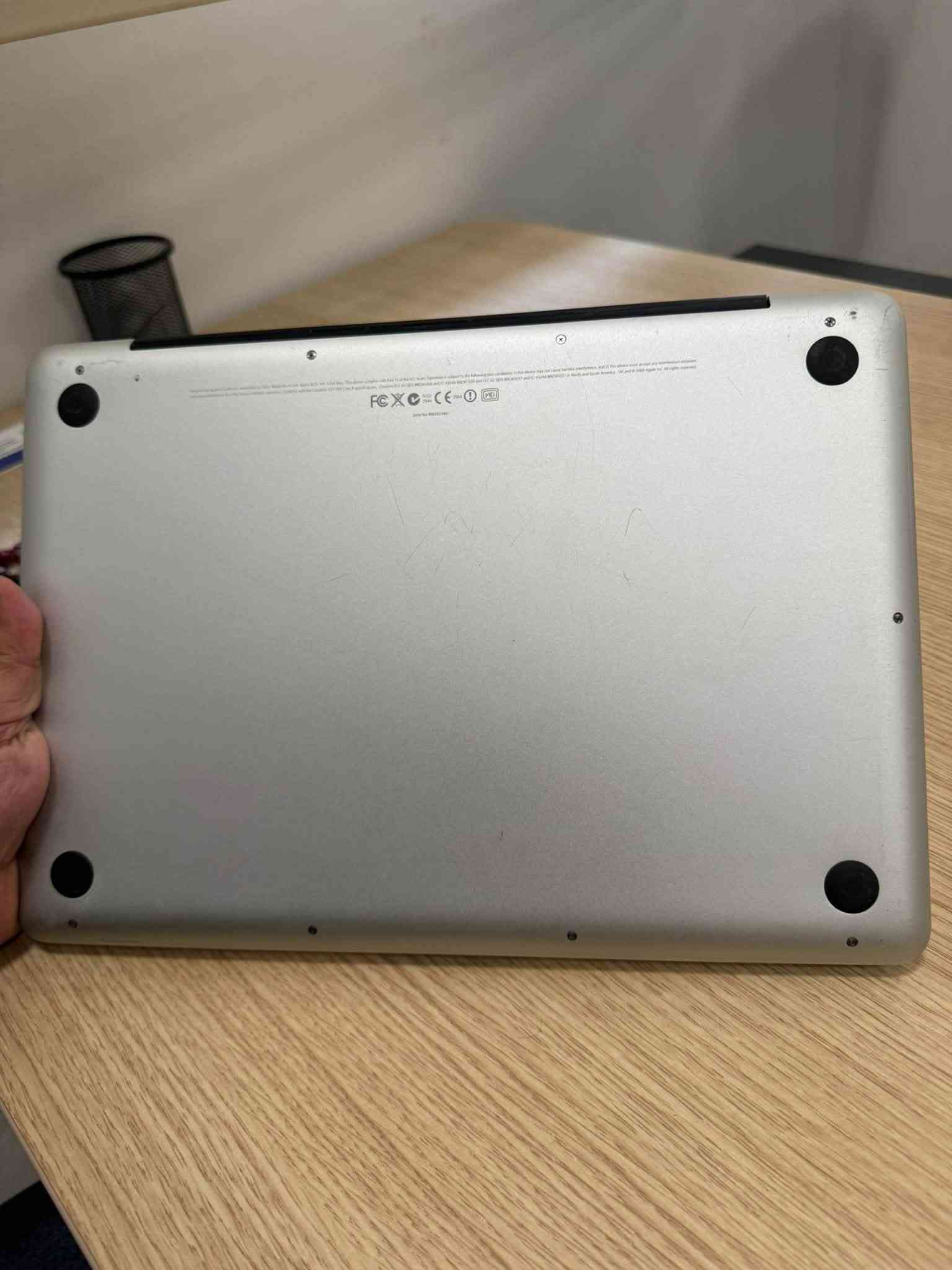 السلام عليكم
Macbook pro جدا نظيفة وياها شاحنة الاصلية 
السعر 115 الف بيها مجال للاتصال ***********
مكان بغداد بياع

نص مكتوب في الصور:
- مساعد MacBook Pro نظرة عامة على جهازك مكونات الكمبيوتر ATA Bluetooth FireWire NVMeExpress PCI SAS SATA/SATA Express SPI Thunderbolt USB التخزين التشخيصات الذاكرة الصوت الطابعات الطاقة الكاميرا إنشاء القرص بطاقات إيثرنت رسومات/شاشات عرض قارئ البطاقات قناة الألياف واجهة SCSI المتوازية RAID للأجهزة الشبكة WWAN Wi-Fi المواقع حدار الحماية مكونات الكمبيوتر > Edds MacBook Pro اسم الطراز: MacBook Pro معرف الطراز: MacBookPro5,5 اسم المعالج: Intel Core 2 Duo سرعة المعالج: 2.53 غيغاهرتز عدد المعالج: 1 إجمالي عدد المراكز: 2 الذاكرة المؤقتة L2: 3 م.ب. الذاكرة: 4 غ.ب. سرعة الناقل: 1.07 غيغاهرتز إصدار Boot ROM: MBP55.00AC.B03 إصدار SMC (النظام): 1.47f2 الرقم التسلسلي (النظام): W892822666J UUID للجهاز: 497BCFF8-BC7D-536E-B596-E1D5785E64D0 مستشعر الحركة المفاجئة: الحالة: تم التمكين
- عرض عام شاشات العرض التخزين الذاكرة الدعم خدمة متوفر 948.3 غ.ب. من 999.34 غ.ب. Volume تطبيقات 74.23 م.ب. الصور 894.9 م.ب. الصوت 62.4 م.ب. الأفلام 46.8 م.ب. نسخ احتياطية 18.6 م.ب. قرص 1 ت.ب. SATA SuperDrive تنسيقات القرص التي يمكن كتابتها: CD-R, CD-RW, DVD-R, DVD+R, DVD-RW, DVD+RW, DVD-R DL, DVD+R DL
- عرض عام شاشات العرض التخزين الذاكرة الدعم خدمة OS X El Capitan 10.11.6 MacBook Pro المعالج 2.53 GHz Intel Core 2 Duo الذاكرة 4 غ.ب. 1067 ميغاهرتز DDR3 رسومات NVIDIA GeForce 9400M 256 م.ب. الرقم التسلسلي W892822666J تقرير النظام... تحديث البرامج... TM and © 1983-2018 Apple Inc. كافة الحقوق محفوظة. اتفاقية الترخيص