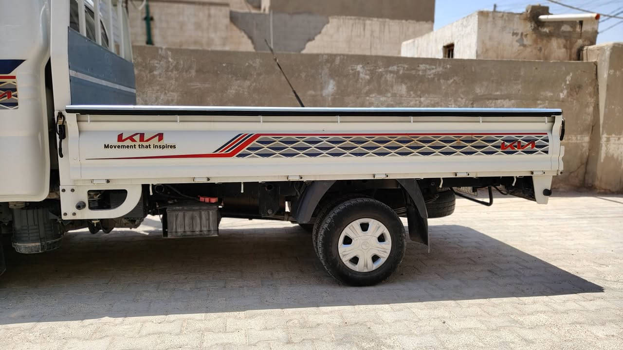السلام عليكم كيا حمل موديل 21كفالة عامه رقم قادسيه انكليزي ماشيه اصل 100مكان ديوانيه سياره جديده معه الكلمه 2700محرك ***********

