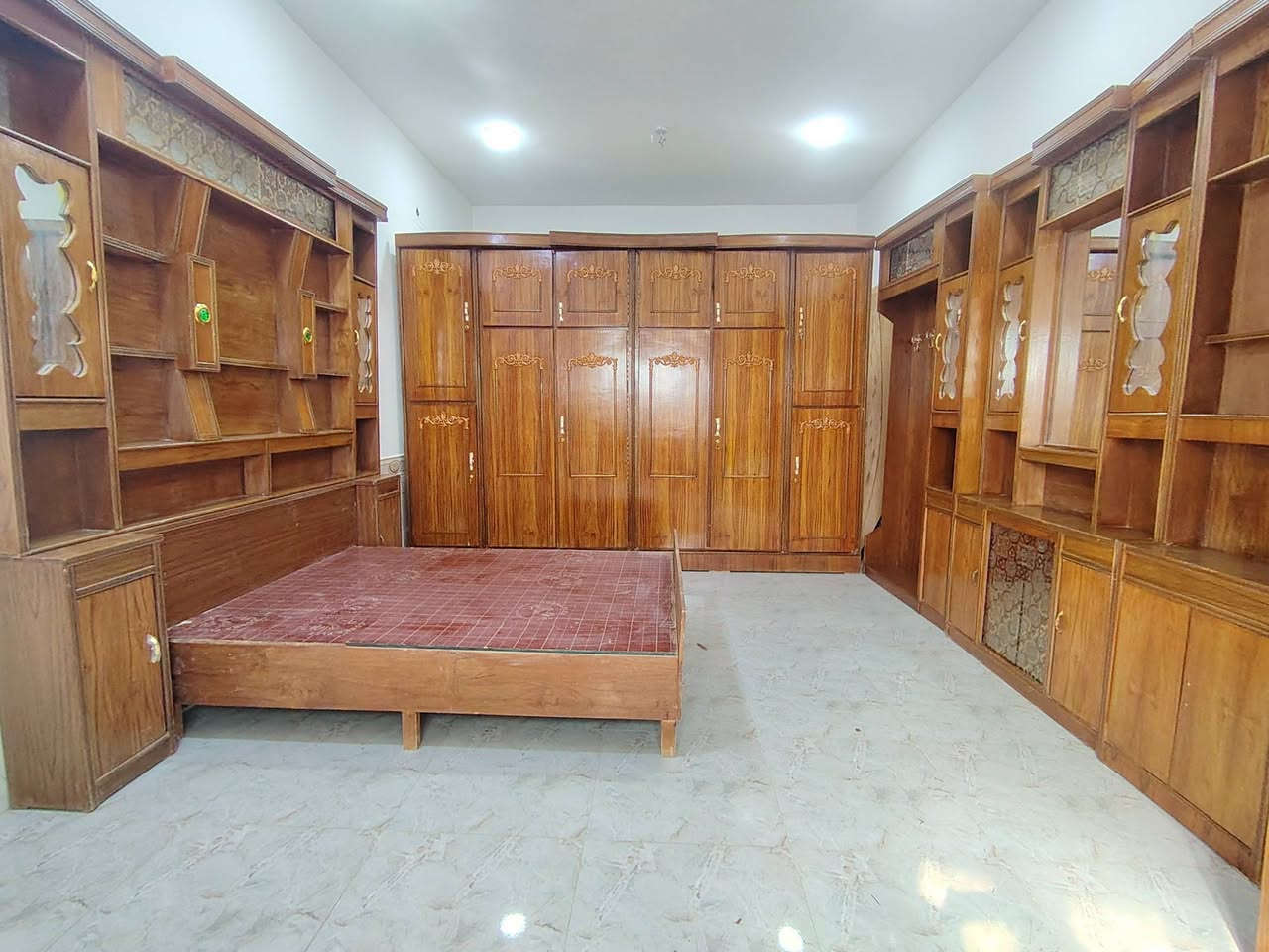 غرفه للبيع السعر 750 وبيهة مجال الاستفسار عل رقم ***********
