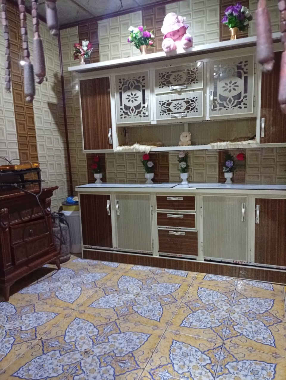 السلام عليكم دار سكن للبيع بلديه بي معامله تمليك ابو الخصيب عوسيان شارع القصور بل البدايه المساحه 100متر يحتوي على ثلاث غرف ثنين جوه وحده فوك وصاله  مطبخ صحيات  بيت مرتب ونضيف السعر 30 مليون وبي مجال للشراي التواصل ***********
