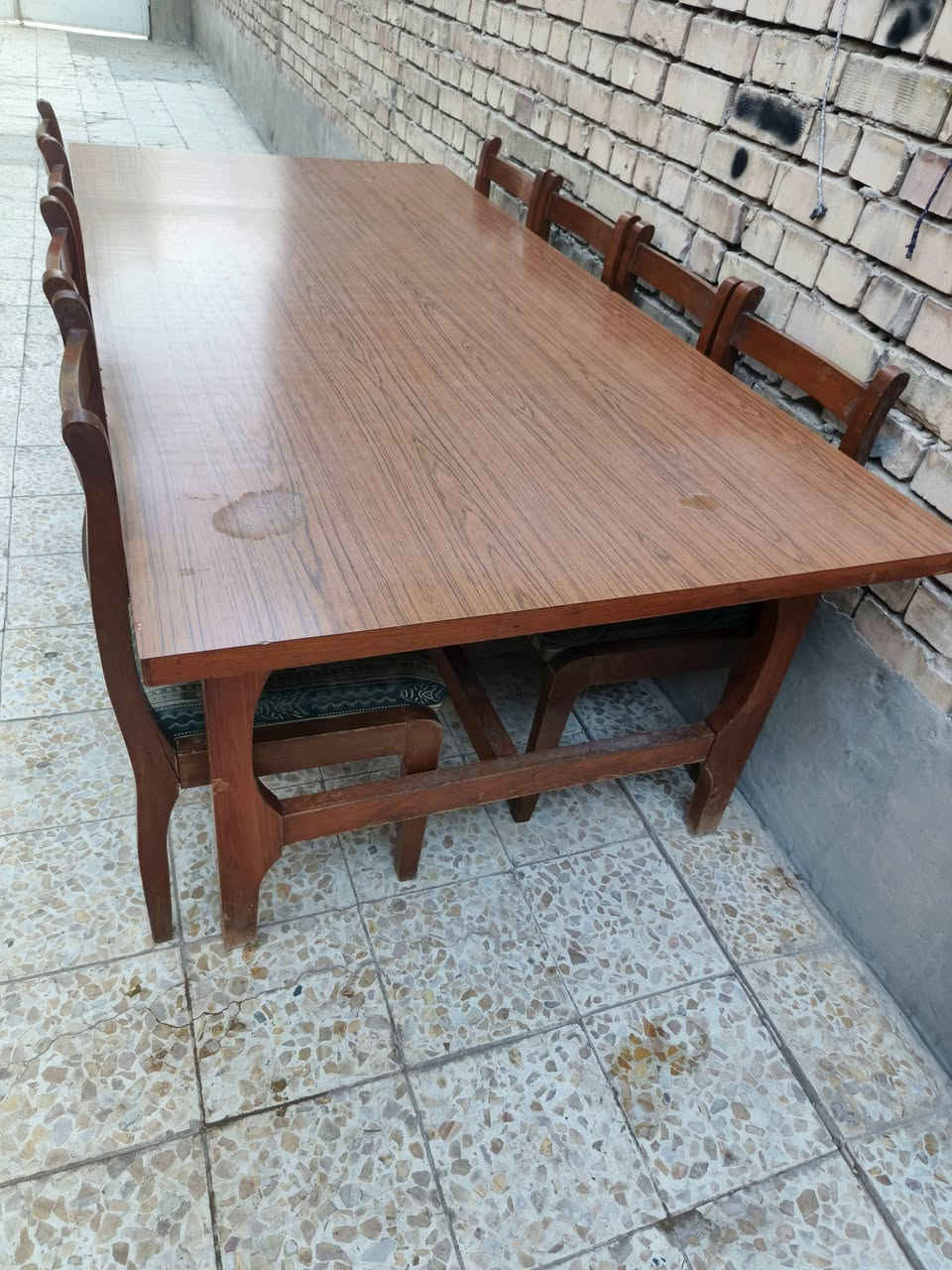 السلام عليكم اخوان ميز طاعم خشب صاج مو تركي حجم كبير عائلي الطول 232سم ول عرض 116سم يحتوي على 8 مقاعد يحتاج ترميم بصيط للمقاعد دوشمه لئن تعبانه بسبب عدم لستخدام  يعني دملوك وملمع وارنيش السعر 120الف وبي مجال ومكان بغداد تواصل على الرقم ***********

