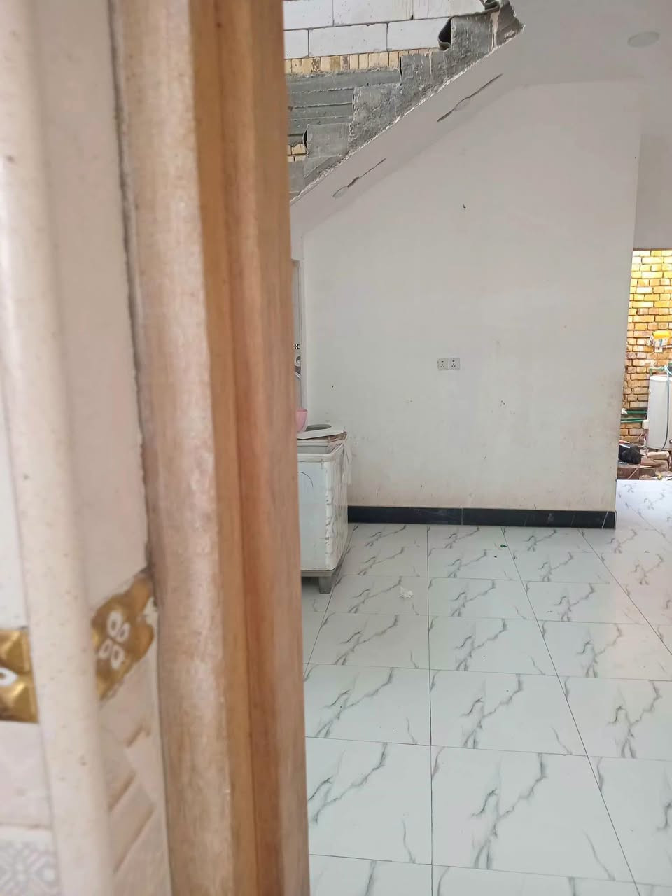 دار سكن المساحة 200 م ركن مسلح طابو صرف طابق ارضي يتكون من 2 غرفة نوم استقبال مطبخ صاله صحيات خارجي وداخلي+ شقه درج خارجي معزول يتكون من 2 غرفة نوم+مطبخ صاله صحيات مع كافة الخدمات العنوان الفداء نهاية شارع ابو لبنان مقاطعة 24 الواقعه السعر 16 مجال للاستفسار ***********
