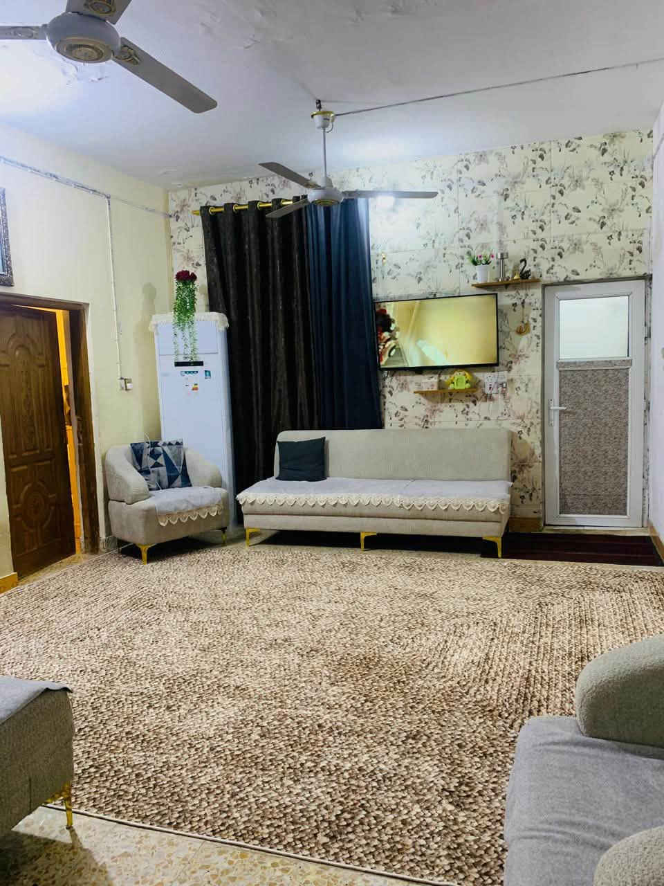 السلام عليكم
للبيع بيت طابو زراعي مساحتة ١٩٠م حي ١٧ تموز يبعد ٢٠٠م عن جامع الإحسان يحتوي ع غرفتين وصالة واستقبال ومطبخ وصحيات داخلية وخارجية وگراج سيارة للاستفسار ع الرقم ***********
