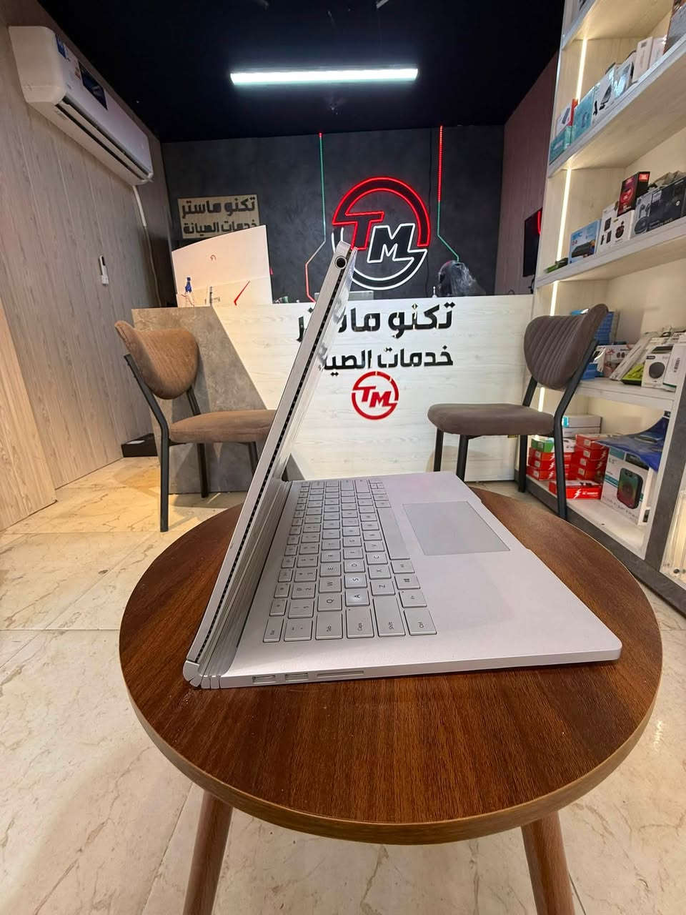 تفصل لابتوب حجم ١٣.٥ انج وتسويه تابلت 🤔
عندك الجهاز من شركة  مايكروسوفت وهو جهاز لمايكروسوفت سيرفس بوك ٢ من الجيل السابع 🔥
👨‍💻 بيه مشكلة بسيطة وهية لان مبدل شاشة اكو مكان ضبابية بلزاوية ما تاثر كلشي بس عللمس صار بعض الاماكن يلمس وبعضهة ما يلمس
👨‍💻 البطارية مشحونة 168 مرة
👨‍💻كور اي فايف جيل السابع  (i5-7300U)
👨‍💻 رام (8 )كيكا بايت من نوعDDR3 بتردد 1866 MHz
👨‍💻 هارد ( 256) كيكا بايت من نوع
SSD M.2 Nvme Samsung من اغلى انواع الهاردات
👨‍💻 شاشة حجم (13.5) انج بدقة (3000x2000) (3k)
👨‍💻 كيبورد منفصل وضوئي مع امكانية اللمس بعشر اصابع والقلم ايضا
👨‍💻 ياتي مع الشاحنة والكيبورد وصندوق عادي لنقله
بامان.
🔧مبدل شاشة ولان مبدلة صار بيه بلكبس مثل المكان مضبضة  وصار نتيجة لذلك اماكن تلمس بلشاشة واماكن ما تلمس ما تاثر لا على اداء الجهاز ولا دقة الجهاز.
🧍 من مكتب تكنو ماستر
📲 للتواصل ومعرفة الاسعار الاتصال على الارقام
📞***********
📞 ***********
او التواصل على الماسنجر او الواتساب بلارقام اعلاه
