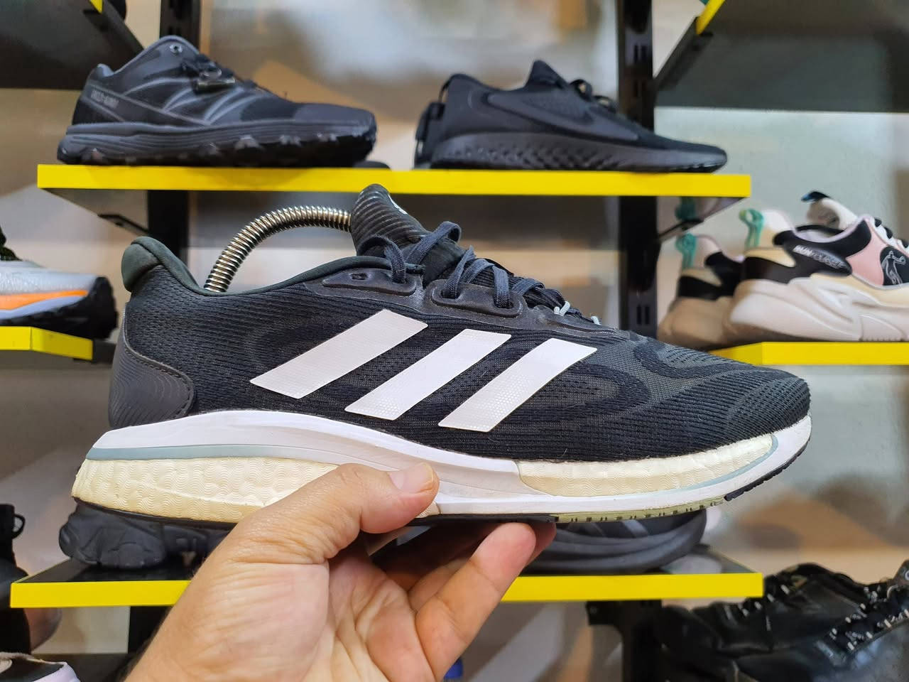 ترنشوز من ماركة Adidas  أصلي 
السعر ٢٥ الف
قياس ٤٢ 
طول القدم ٢٦.٥ 
التواصل عالخاص أو على الرقم ***********
يوجد توصيل
