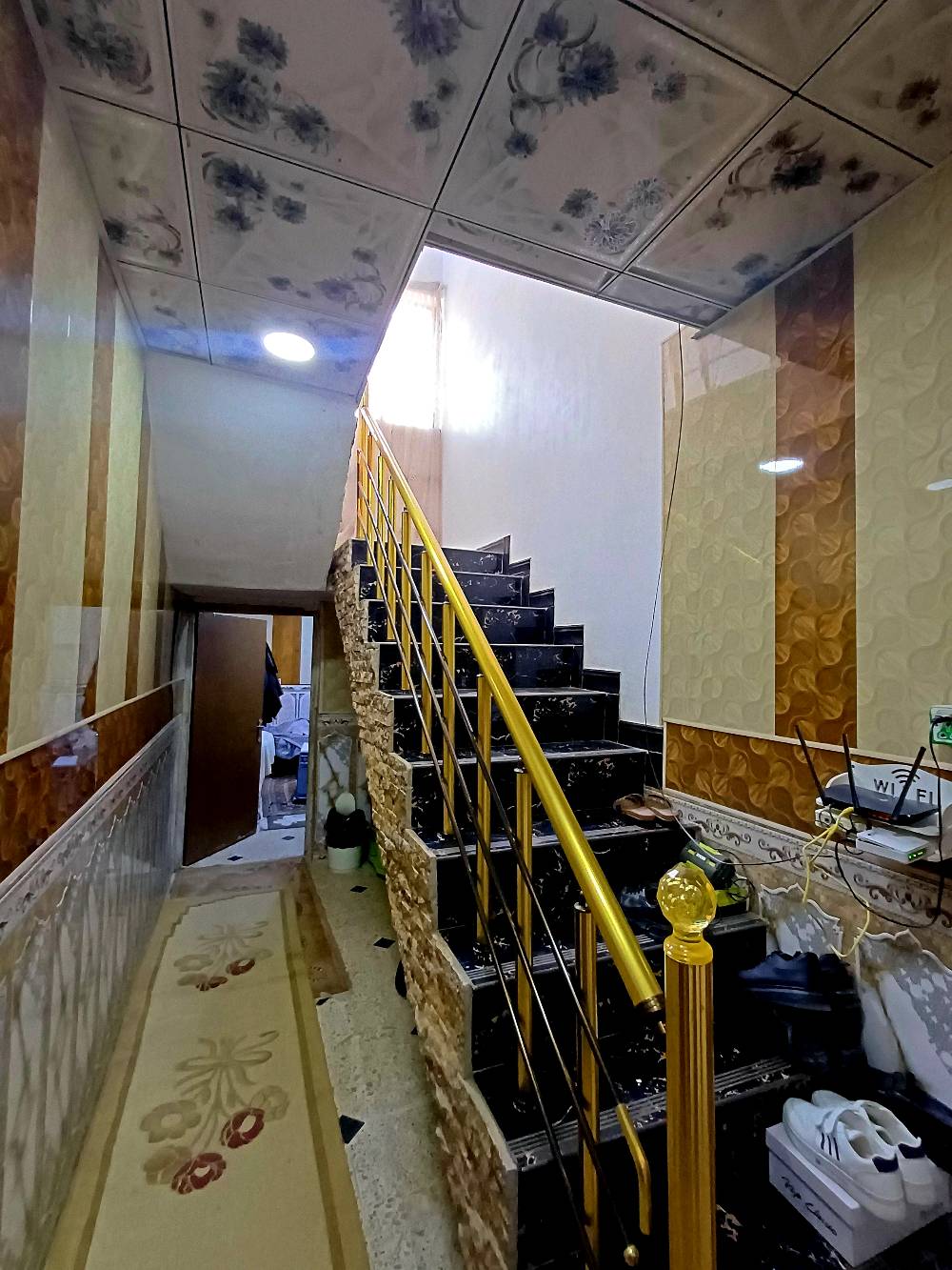 بيت للبيع في حي الهادي قرب مستشفى سامراء العام المساحة بالسند 285 واقع حال   400 وطالع من عنده محل ومشتمل 
السعر:300 وبيه مجال مع الاثاث 
طابو ملك صرف بيه غرفتين وهول وحمامين
للاستفسار: ***********
النزال 21 