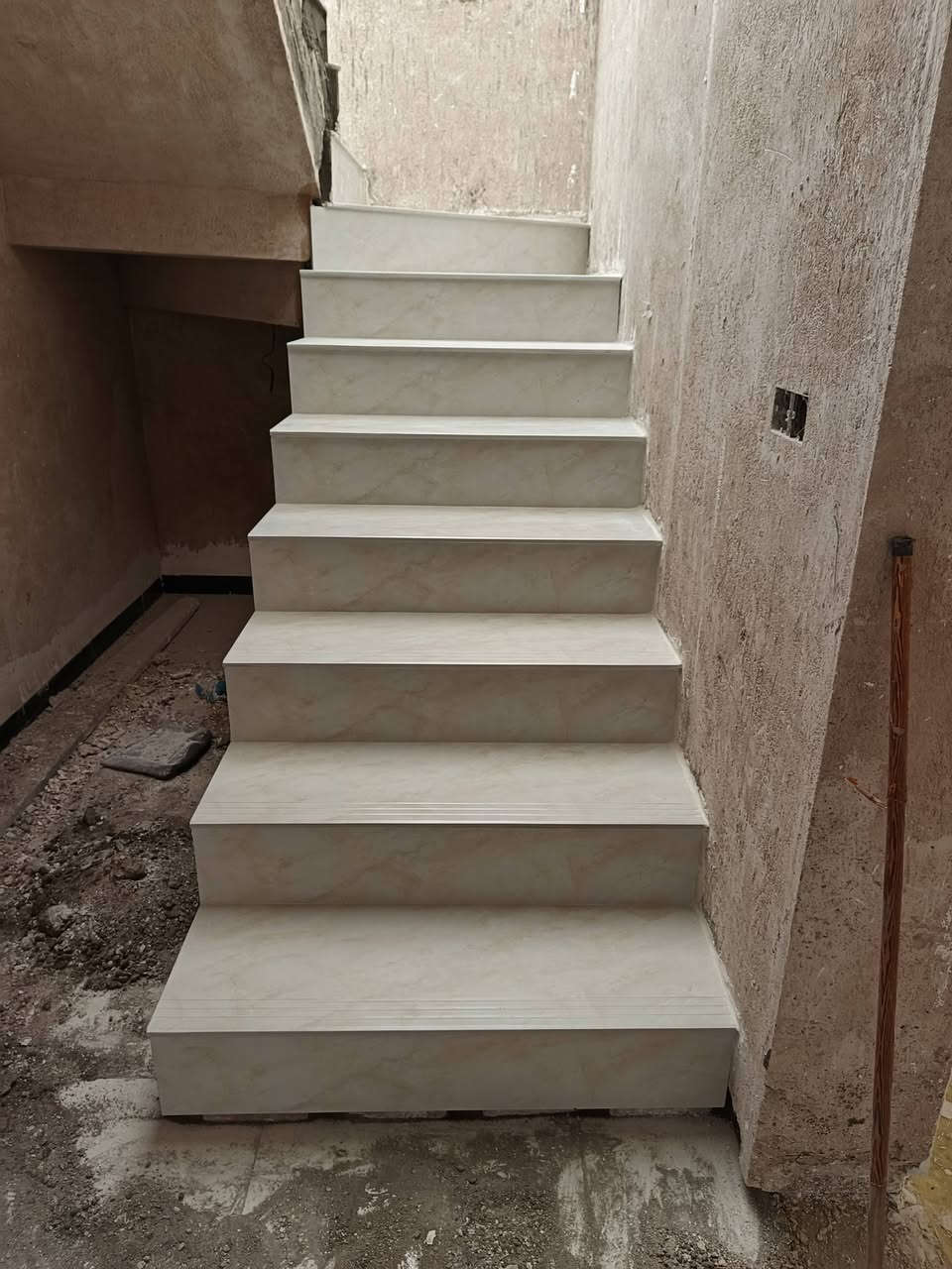 السلام عليكم خلفه سيراميك جداري وارضي متفرغ للعمل ***********
