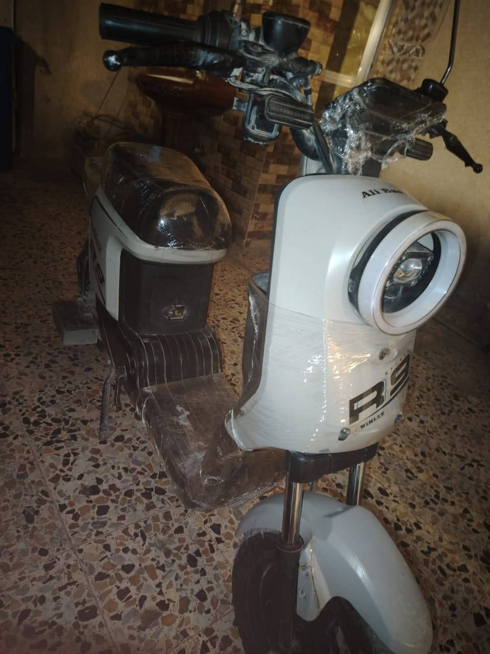 دراجه شحن R9 خمس بطاريات ليثيوم كامله مابيها اي نقص وياها اثنين سويجات كلهه شغاله اي نقص ماكو رايدها ب 350 وبيها مجال بسيط مكاني بغداد العبيدي اليريدها ينتصل ***********
