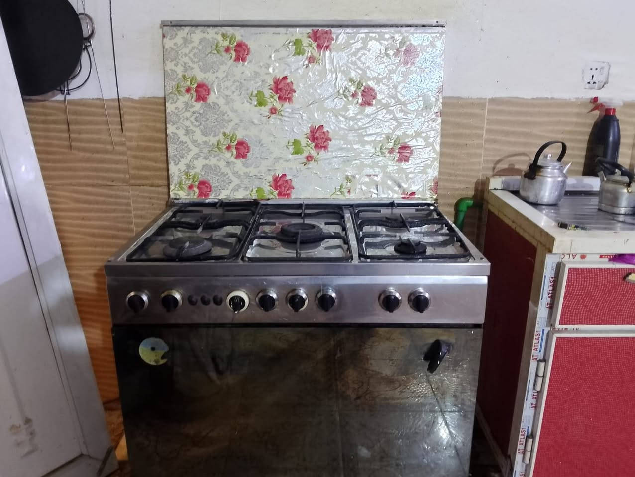 طباخ مصري للبيغ شغال كله ونارة زركة ابد متصخم فقط الفرن العين الفوك وكفت وحدها سعر 125
