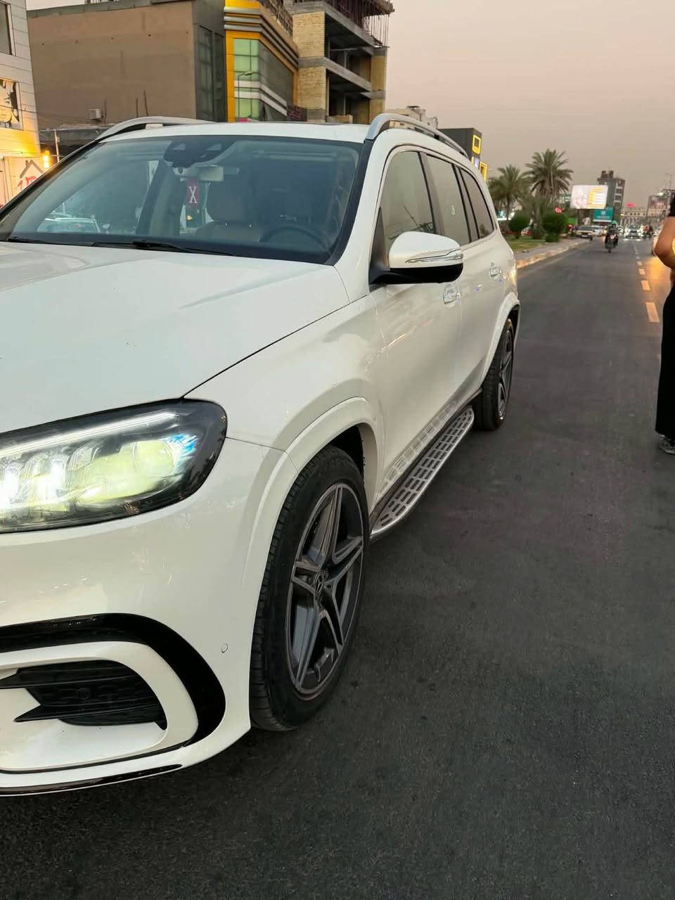 السلام عليكم.. للبيع سيارة مرسيدس GLS 580 (المحرك الجبار 8 سلندر)، السيارة قمة بالنظافة، وجاهزة للاستخدام وباسمي تحويل ثاني يوم بمرور بغداد.
 الموديل: 2020
 المحرك: 8 سلندر توين توربو (V8 BiTurbo) سعة 4.0 لتر - قوة وعزم جبار مع تقنية EQ Boost الهجينة.
 الممشى: 62 ألف ميل فقط.
 نظام الدفع: دفع رباعي مستمر (4MATIC).
 الرقم واللوحات: رقم بغداد والسيارة باسمي.
✨ أبرز المواصفات:
 سقف فتحة (سلايد روف).
 3 قطع كراسي (7 مقاعد) جلد طبيعي فاخر تحكم كهربائي كامل.
 كراسي أمامية (تدفئة، تبريد، ومساج بوضعيات متعددة).
 نظام تكييف متطور وعزل حراري تام لكل راكب.
 شاشات Mercedes MBUX الكبيرة تعمل باللمس ونظام صوتي فاخر (Burmester).
 كاميرات 360 درجة (رؤية محيطية كاملة للمساعدة على الركن).
 رادارات متكاملة (تحديد مسار، مانع تصادم، مثبت سرعة تفاعلي).
 نظام تعليق هيدروليك (AIRMATIC) لراحة تامة على الطرقات والمطبات.
 أبواب شفط (Soft-close).
 إضاءة داخلية محيطية Ambient Lighting بـ 64 لوناً.
⚠️ حالة البدي والضرر ():
 السيارة بيها 3 قطع صبغ (جاملغ مبدل ومصبوغ + باب مصبوغ + بنيد مصبوغ).
 ملاحظة  السيارة بدون إيرباغ (ما طاك)، وبدون شاصي ولغد، الدواخل والأساسات كلها سليمة وجاهزة وكالة.
📍 مكان السيارة: بغداد..
📞 للتواصل والاستفسار 
رقم الهاتف: ***********
متواجد واتساب. بغداد, العراق
