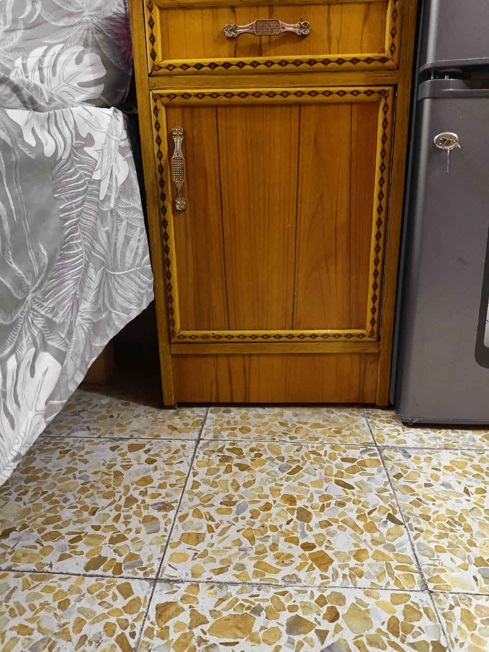 سلام عليكم غرفة اخشاب عراقي 6 قطع كنتور 6 بيبان نضيفه كلش رايدها ب700 وبيها مجال مكاني الشعب الغرير ***********
