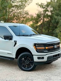 عربی ـ كوردی F-150 هایبرد 2024  اللون : سموك  فۆرد F-150 مۆدێل 2024- H...